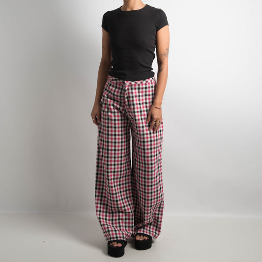 PANTALON LARGE À CARREAUX ROSE