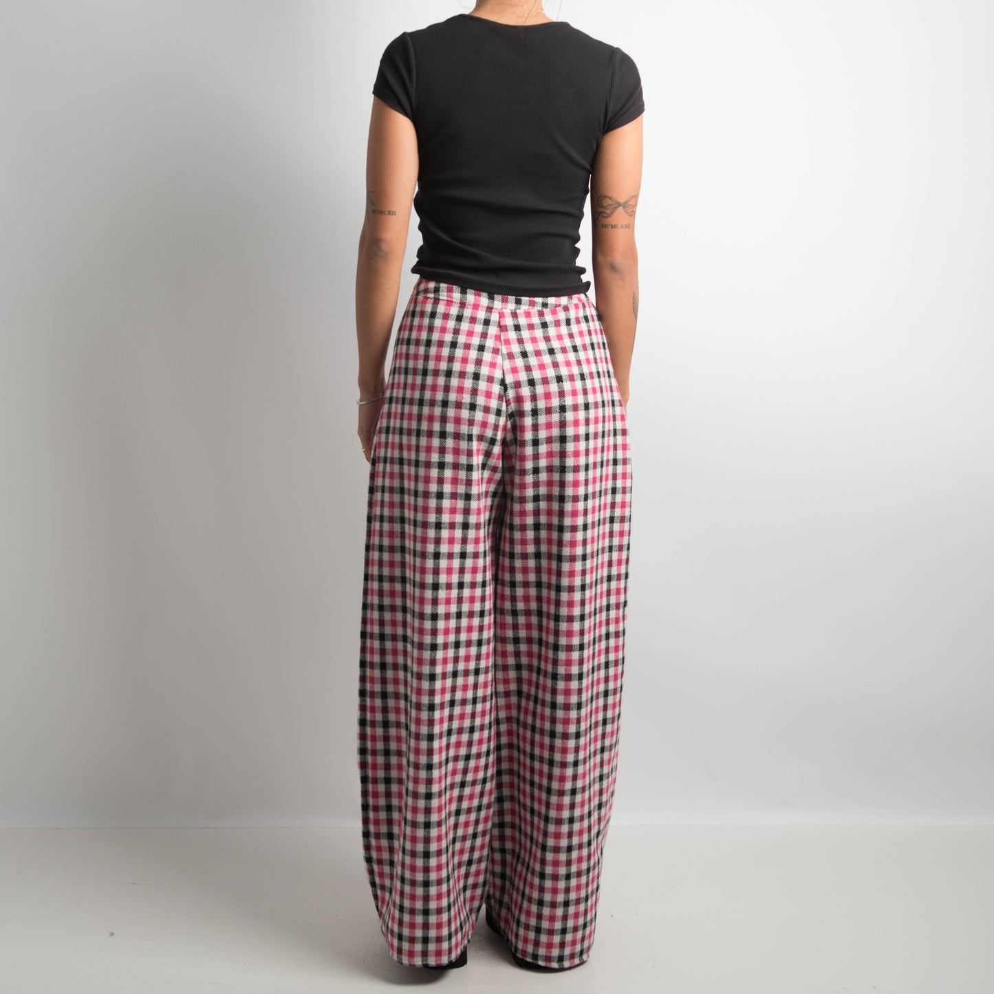 PANTALON LARGE À CARREAUX ROSE