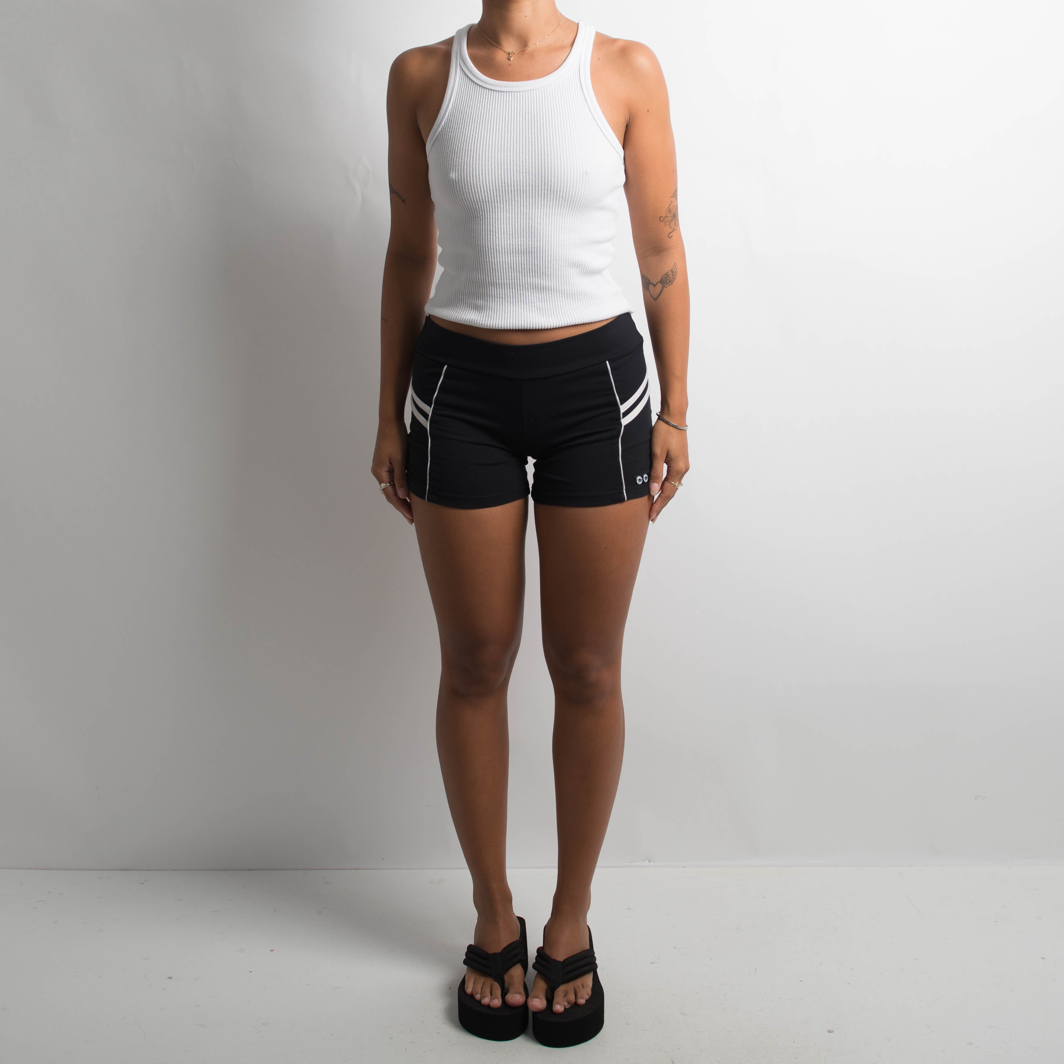 WHITE ACCENT KICK SHORTS