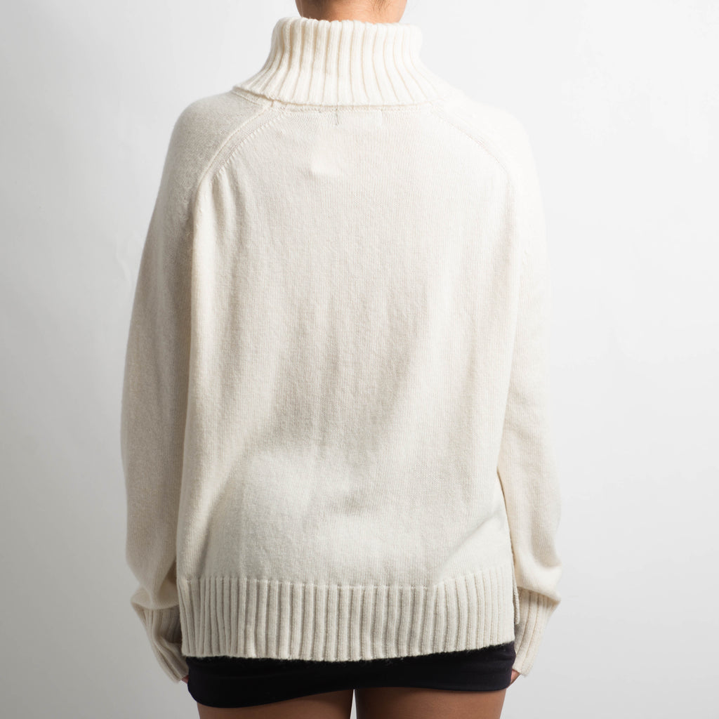 WHITE TURTLENECK KNIT SWEATER