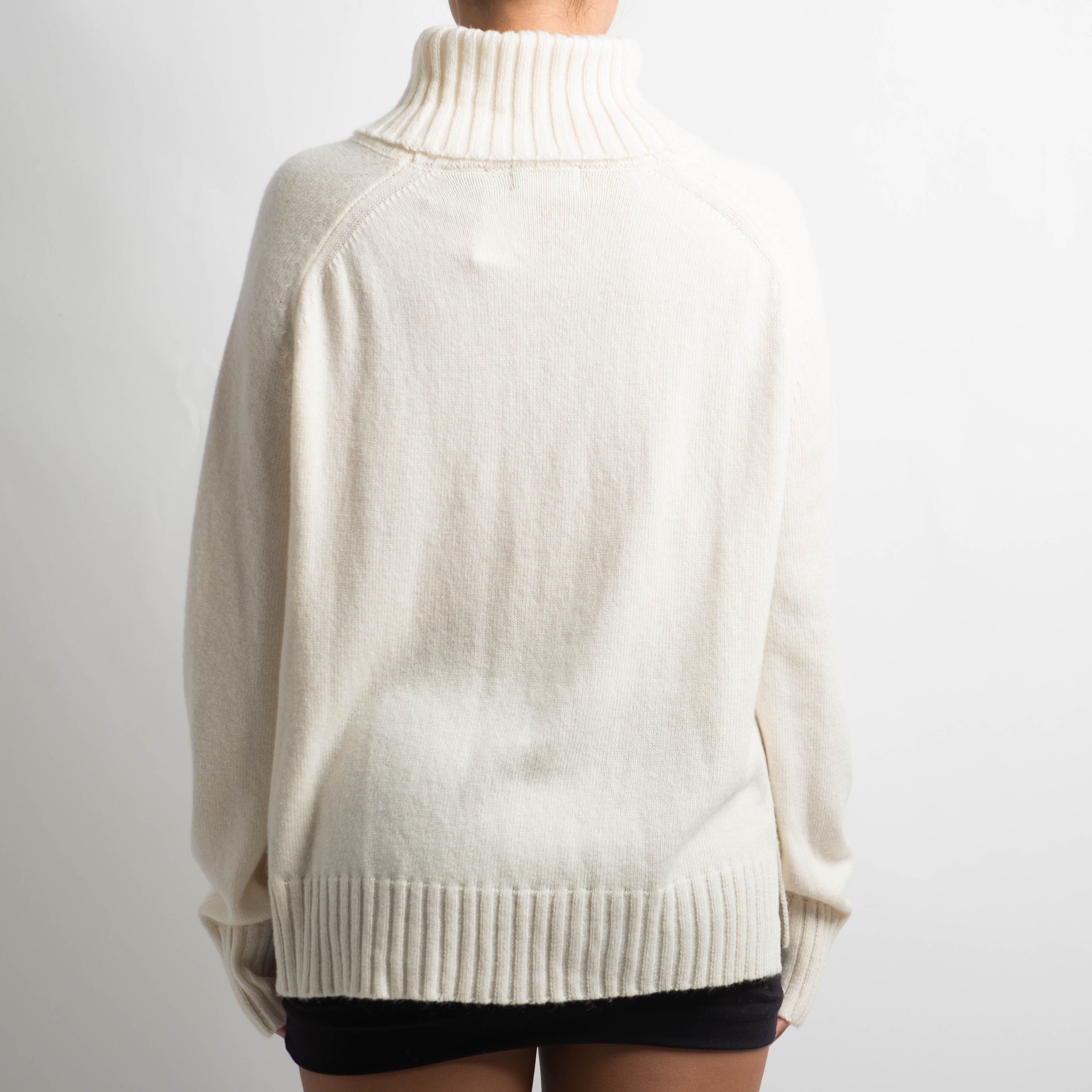WHITE TURTLENECK KNIT SWEATER