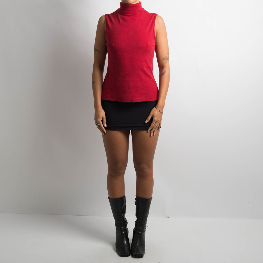 SLEEVELESS TURTLENECK TOP