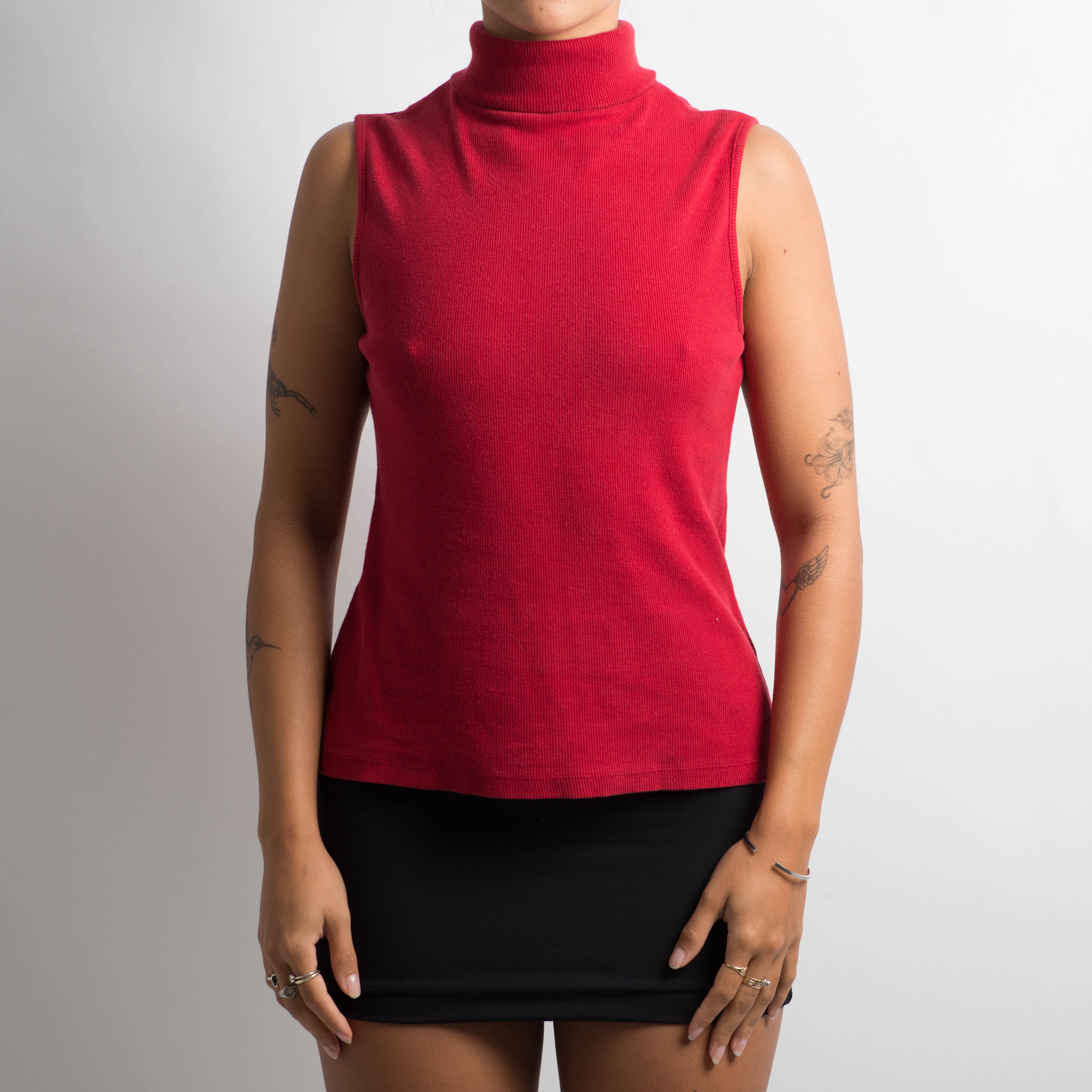 SLEEVELESS TURTLENECK TOP