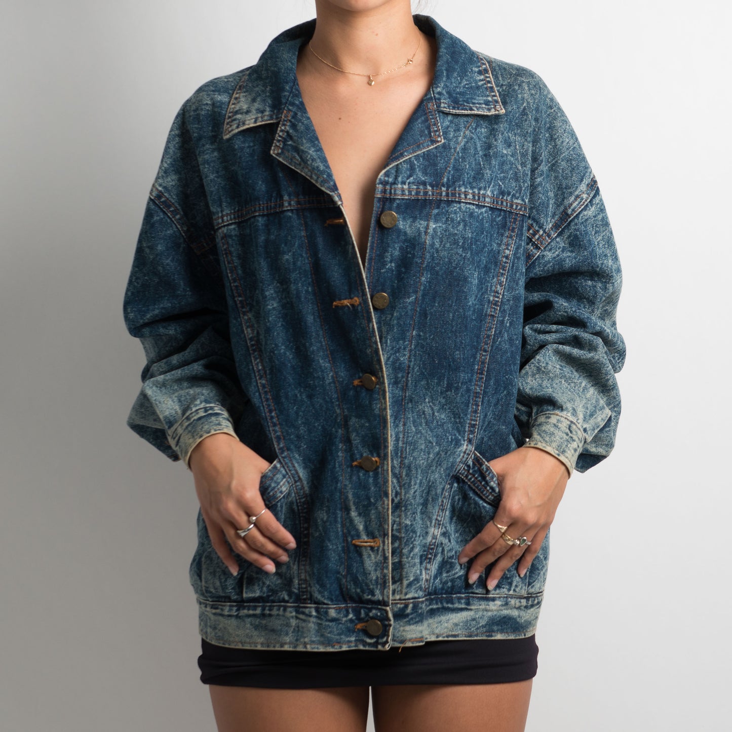 VESTE EN JEAN DÉLAVÉ À L'ACIDE