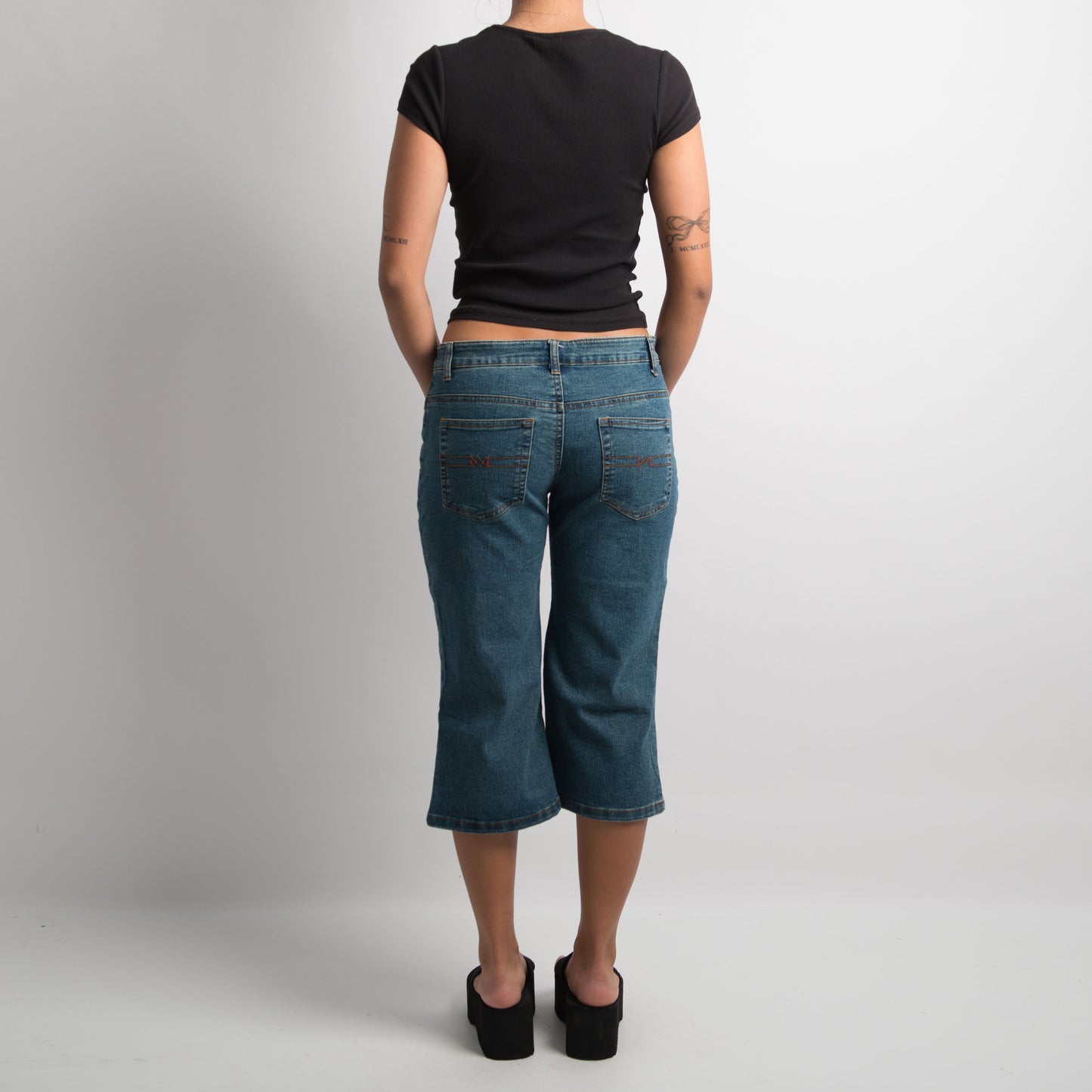 JEAN CAPRI EN DENIM BRODÉ