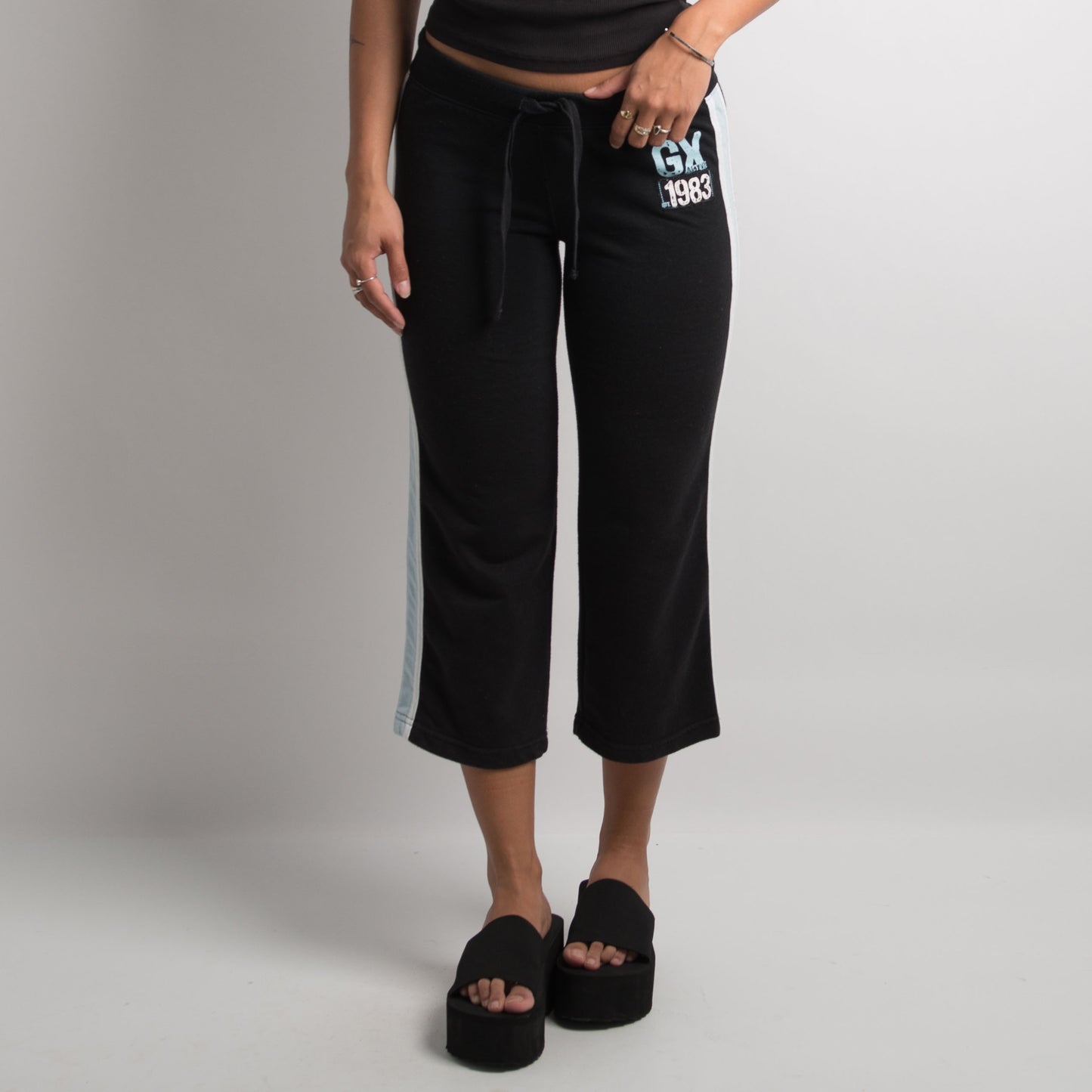 BLACK CAPRI SWEATPANTS