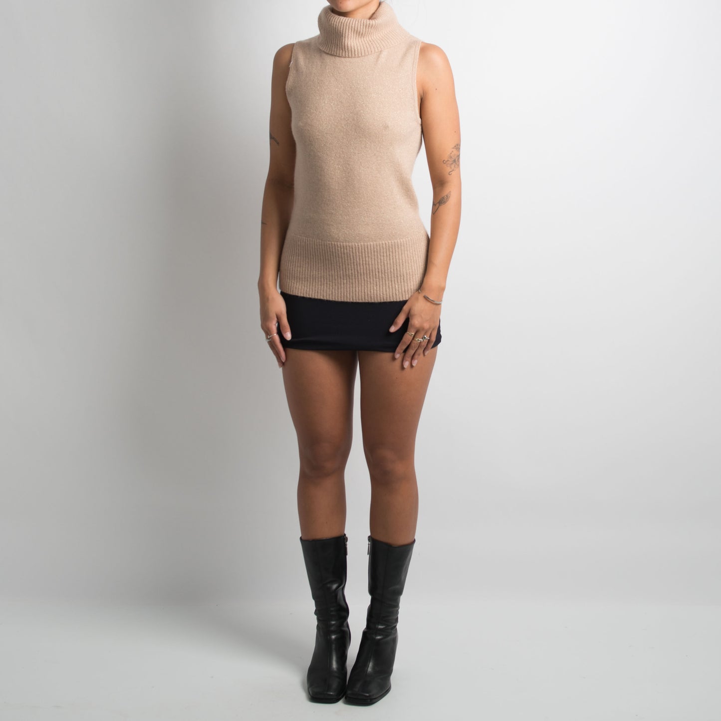 GOLD SLEEVELESS WOOL TURTLENECK