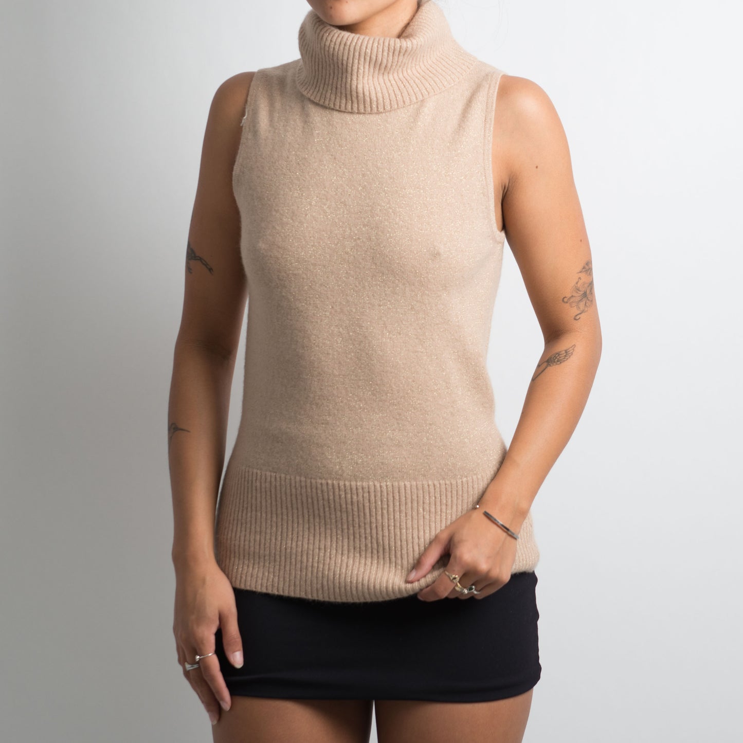 GOLD SLEEVELESS WOOL TURTLENECK