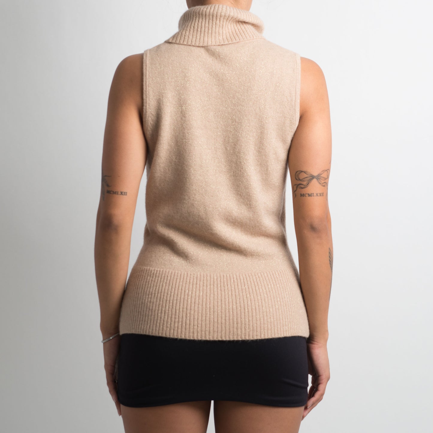 GOLD SLEEVELESS WOOL TURTLENECK