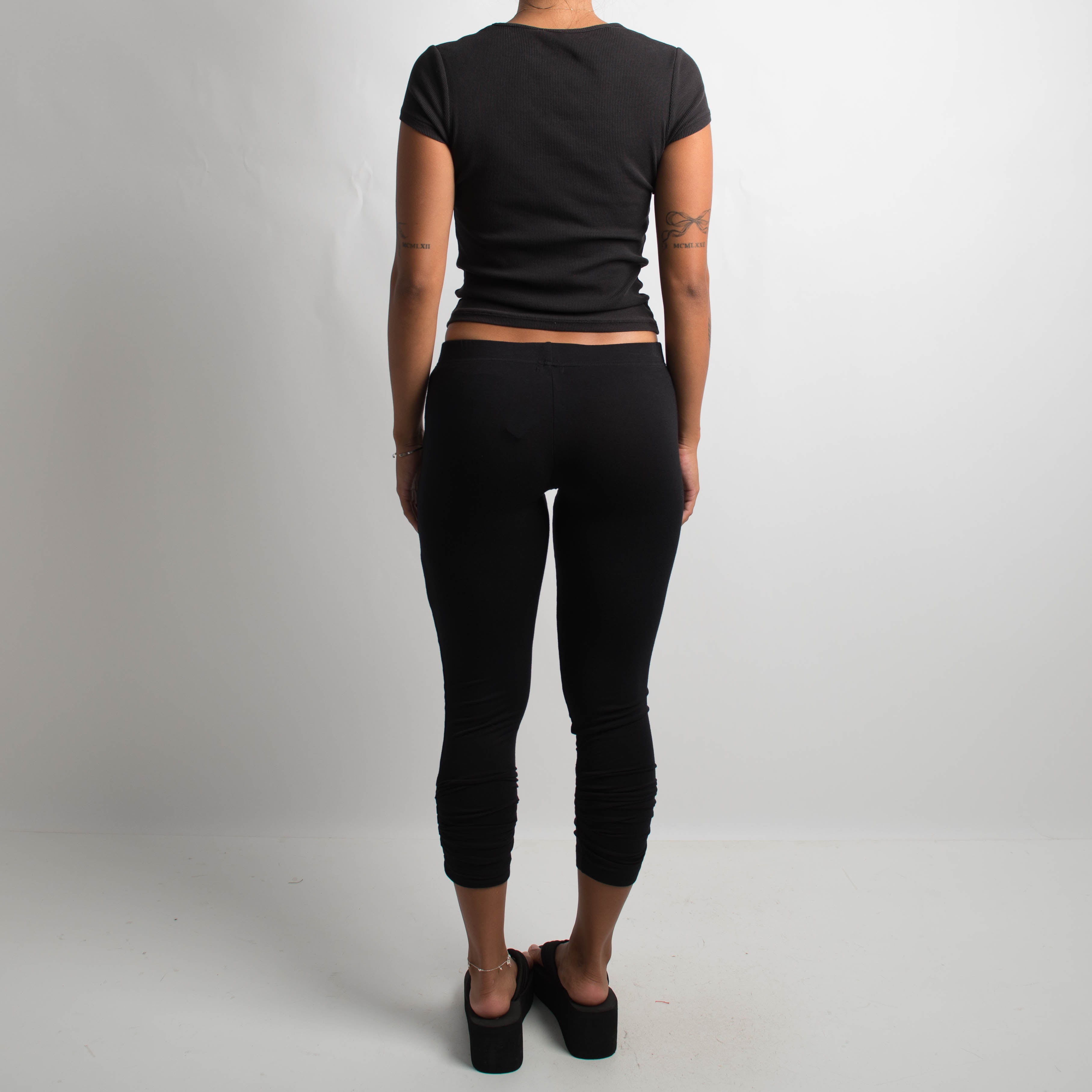 BLACK RUCHED CAPRI LEGGINGS