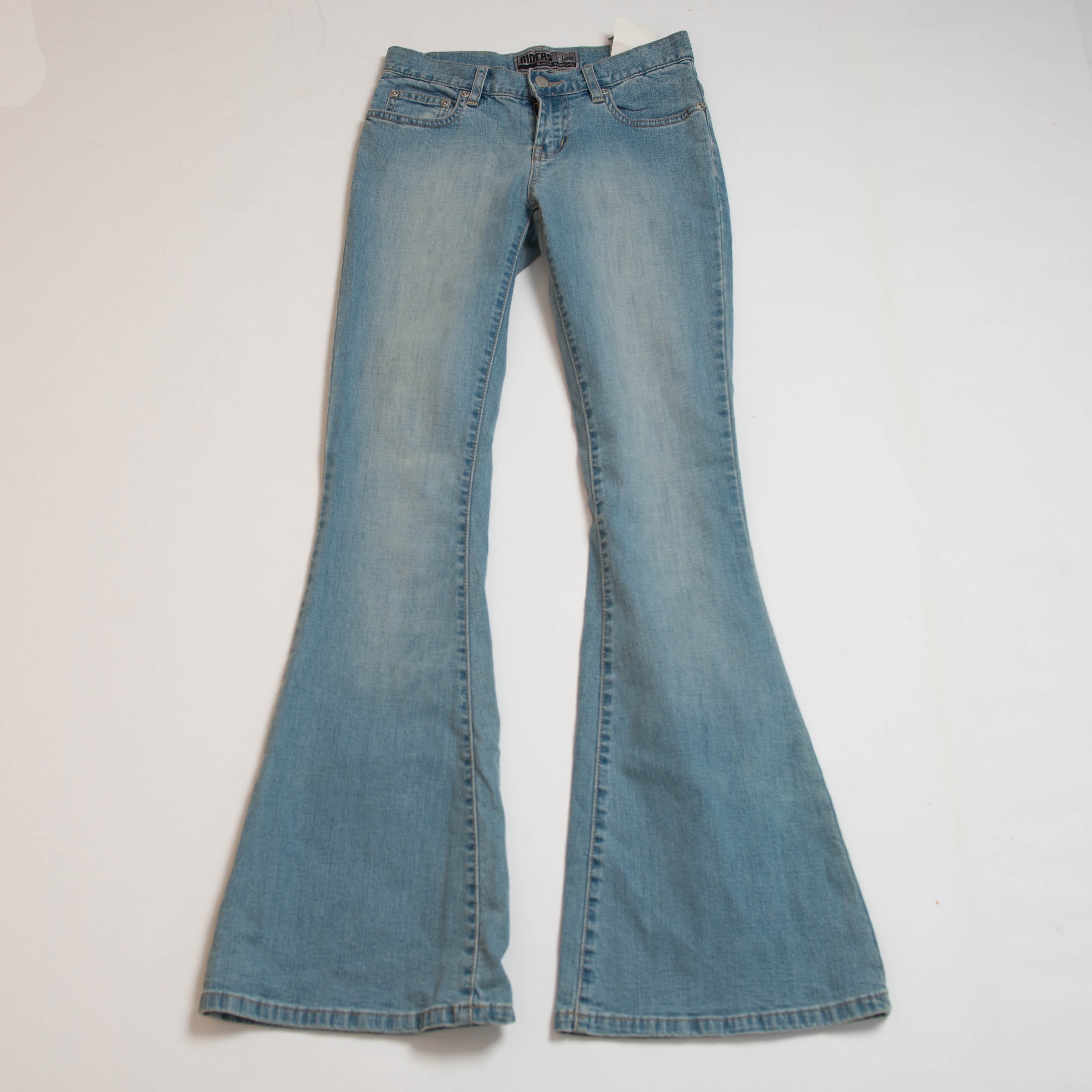 LIGHT WASH FLARED JEANS