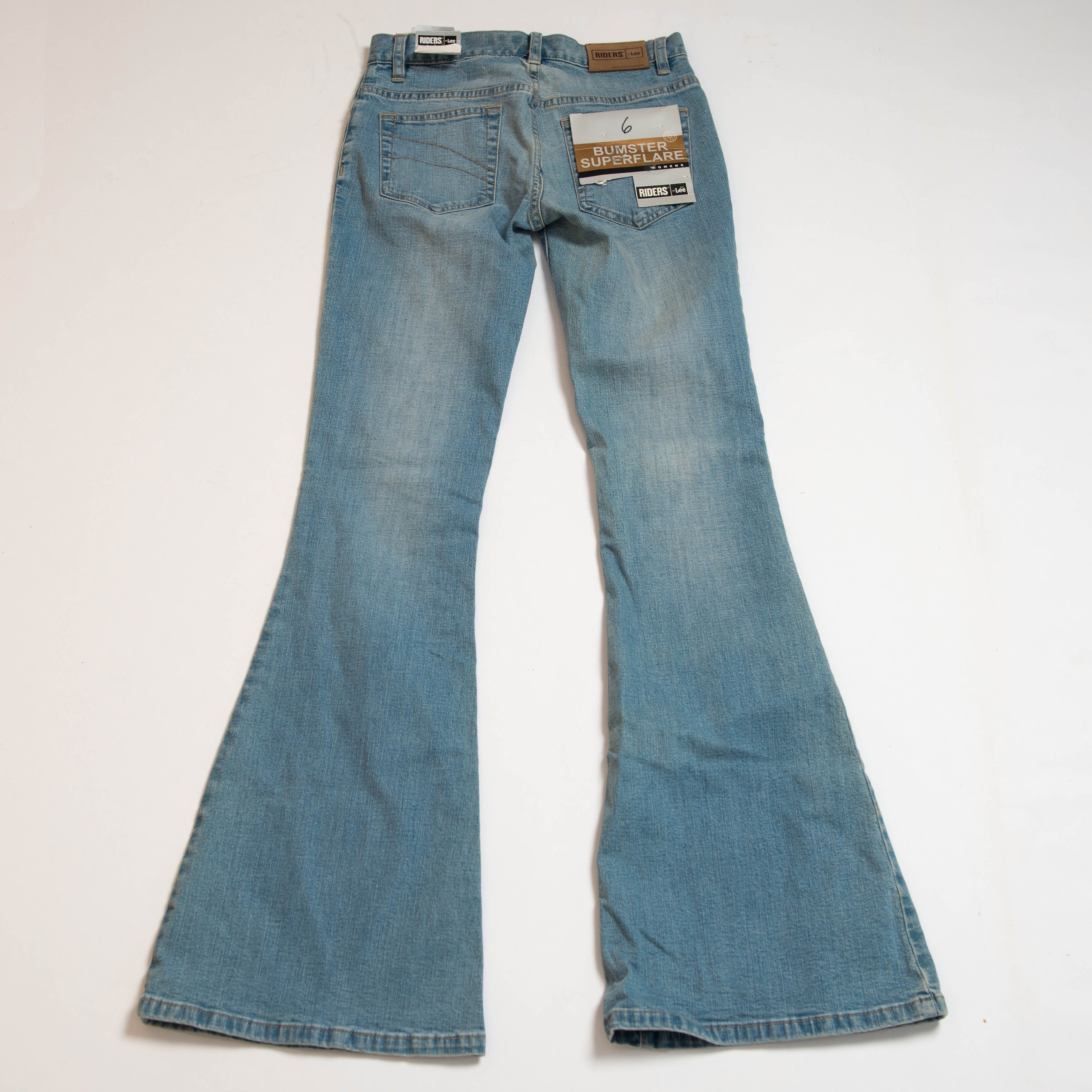 LIGHT WASH FLARED JEANS