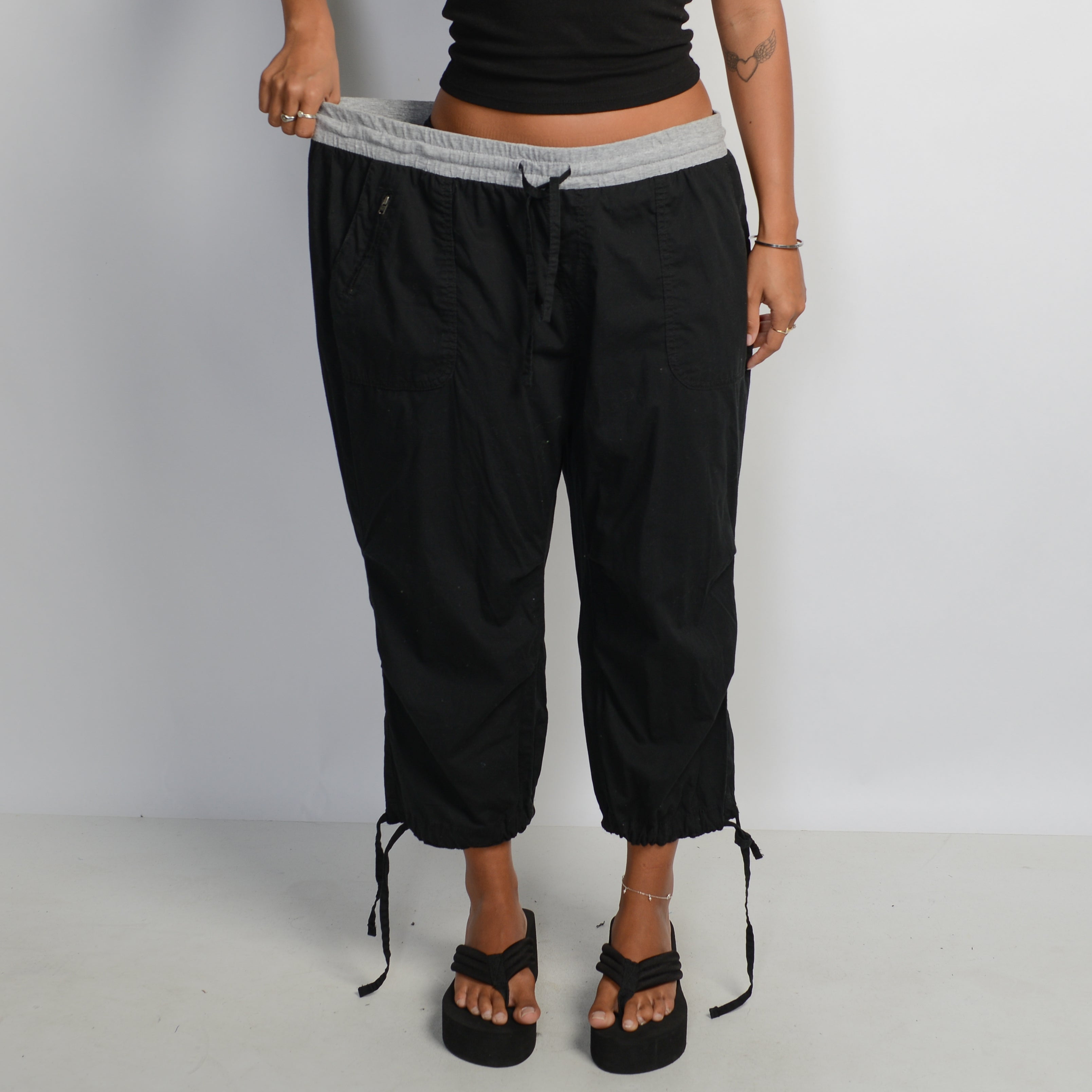 BLACK CROP CARGO PANTS