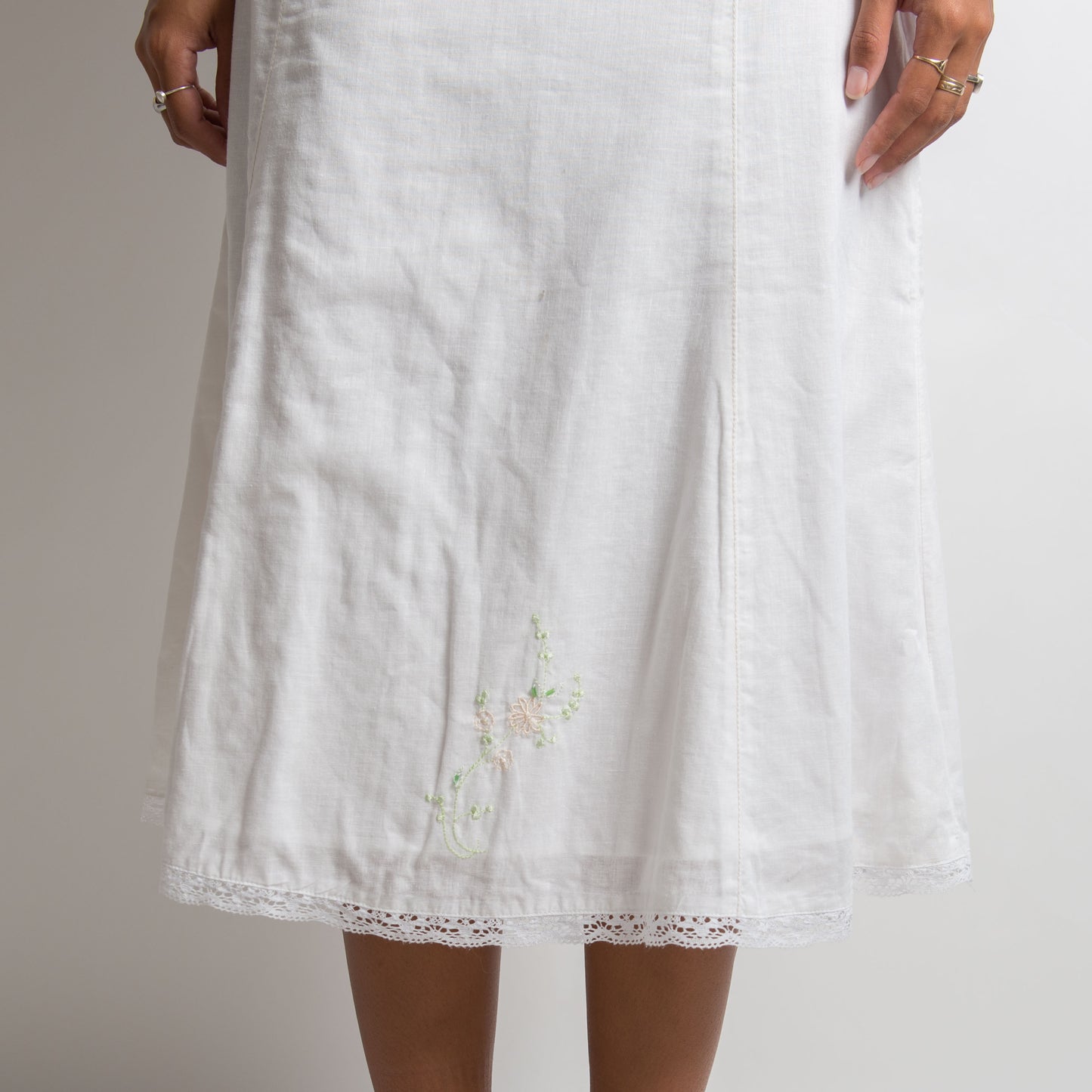 WHITE EMBROIDERED MIDI SKIRT