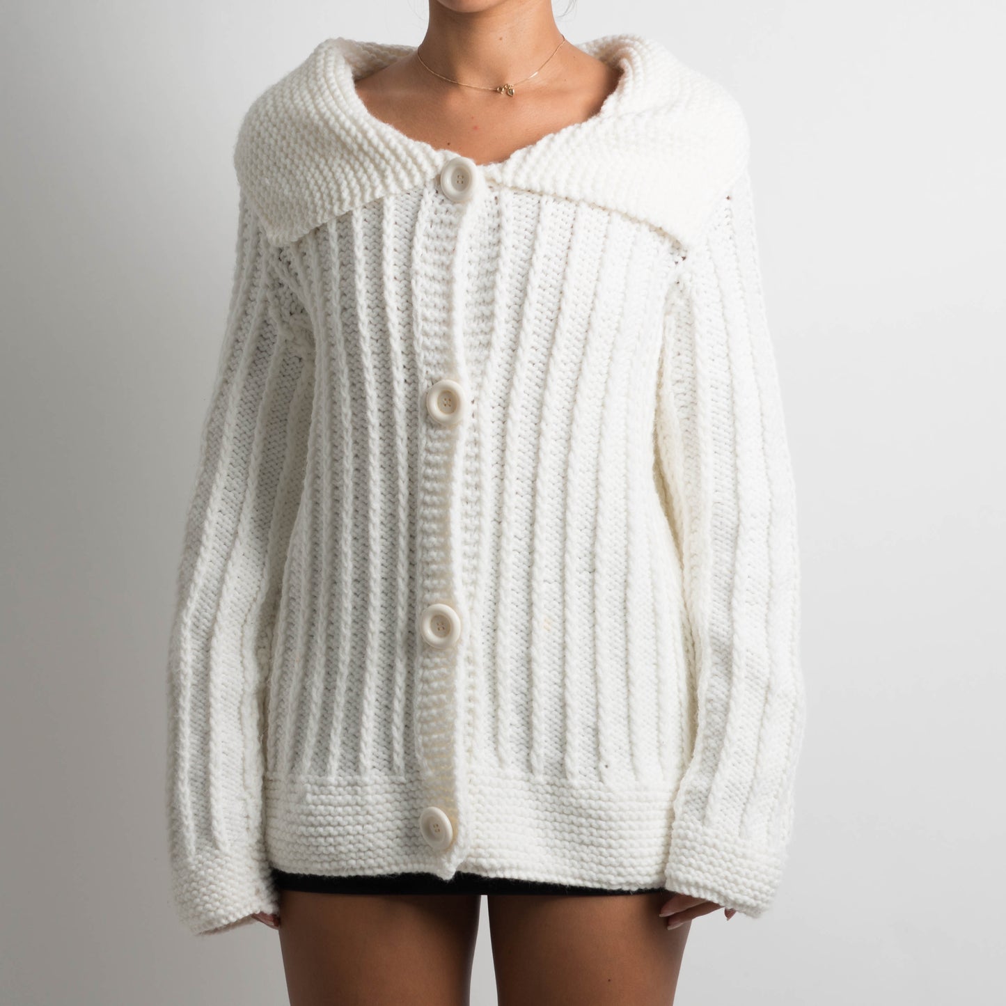 WHITE CHUNKY KNIT CARDIGAN