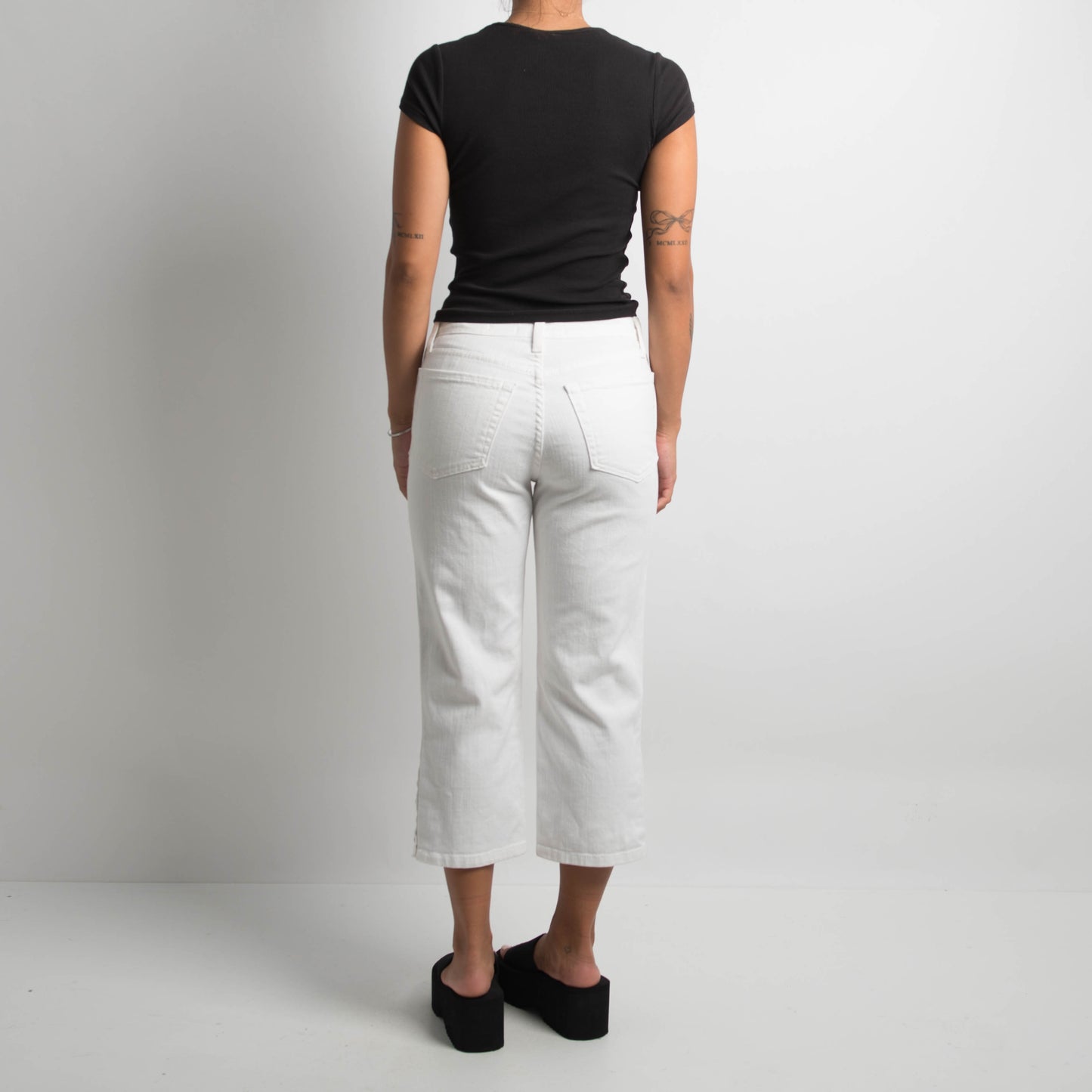 WHITE DENIM CAPRI JEANS