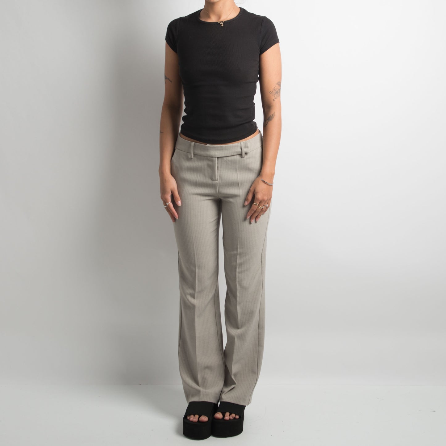 PANTALON GRIS À RAYURES