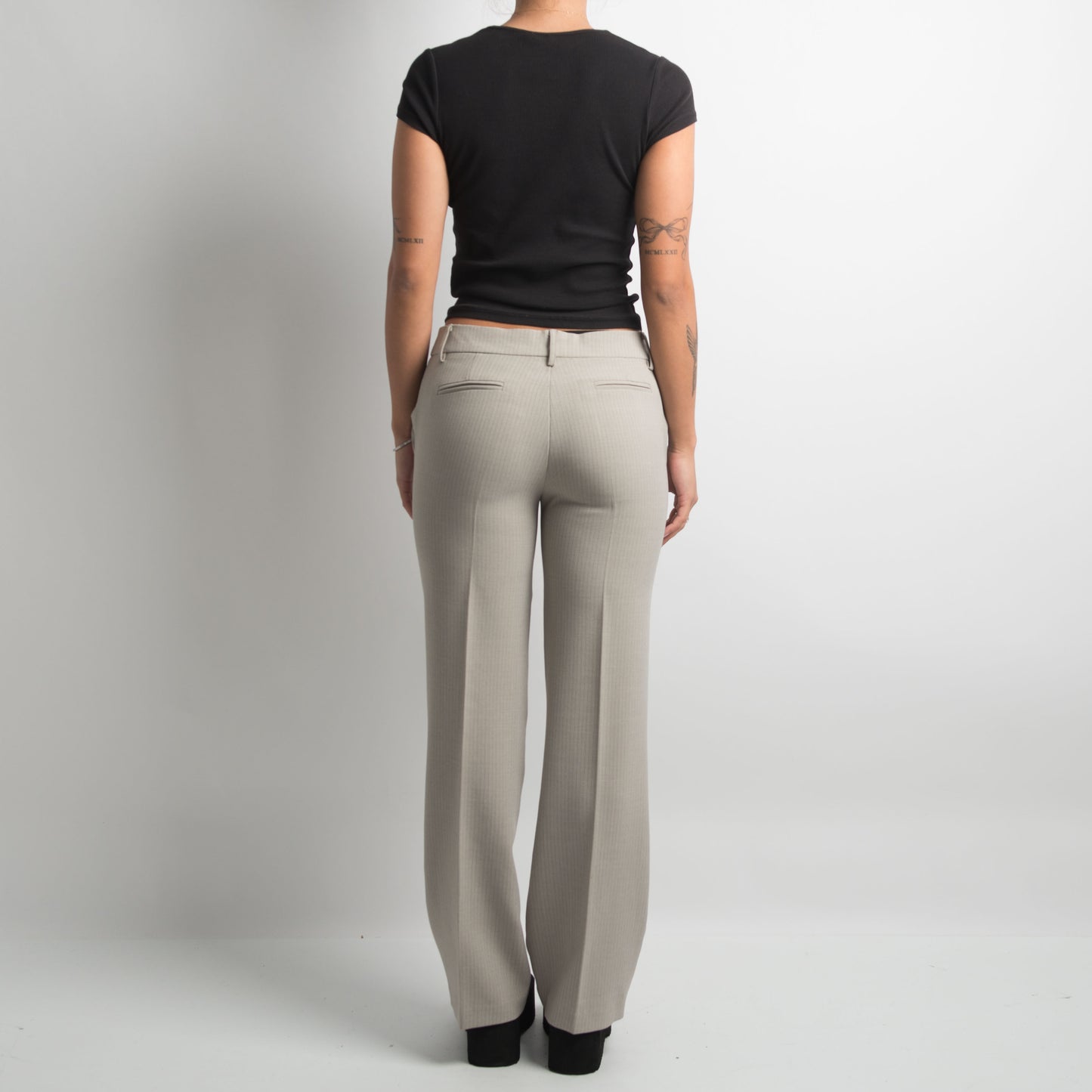 PANTALON GRIS À RAYURES