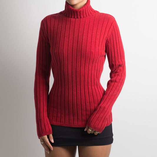 RED RIBBED KNIT TURTLENECK