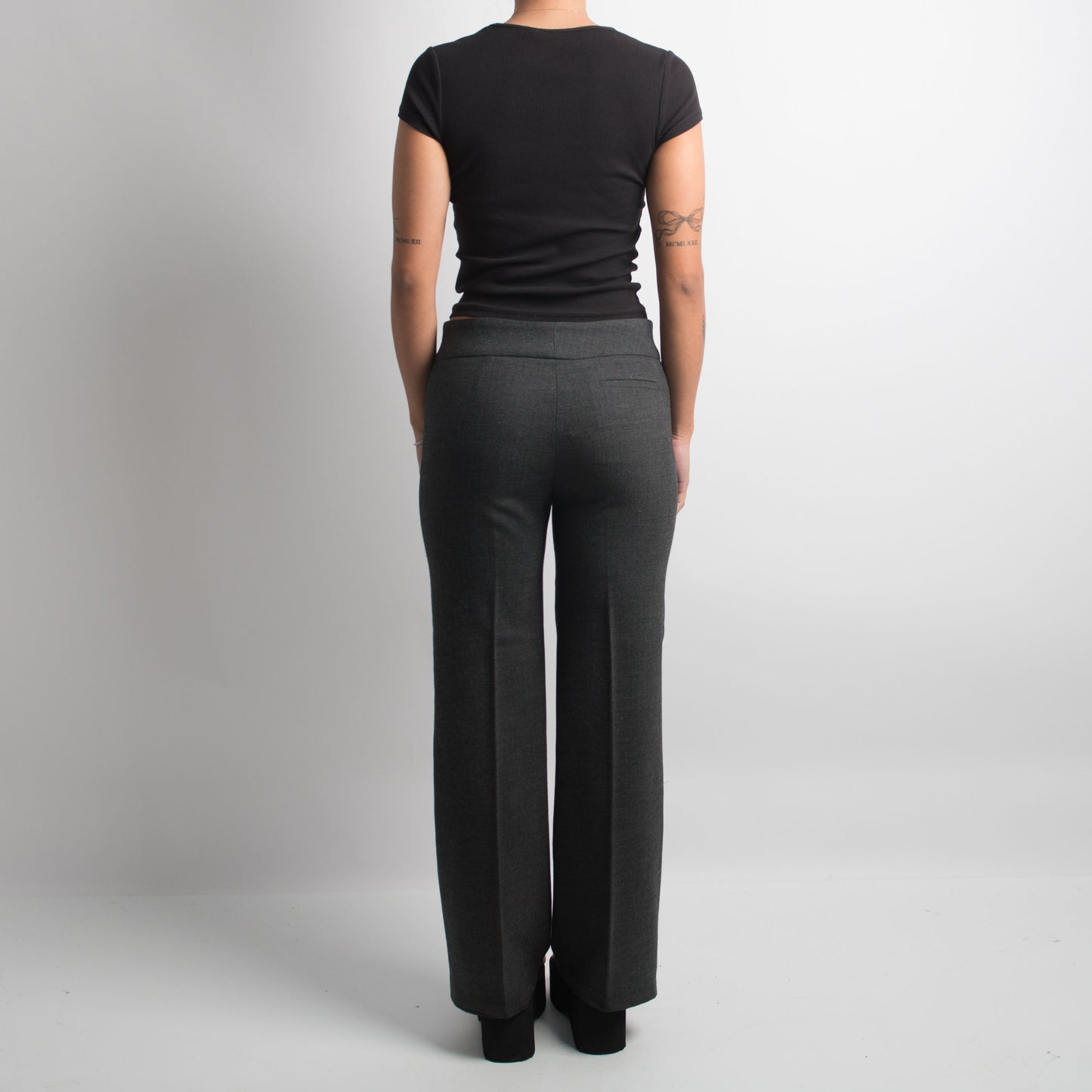 PANTALON GRIS À RAYURES