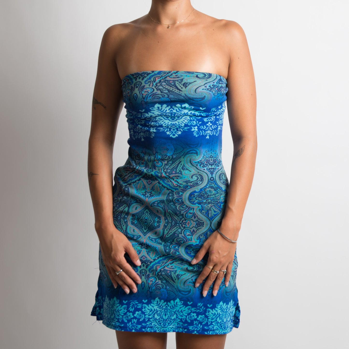 ROBE À MOTIF MAILLE BLEUE