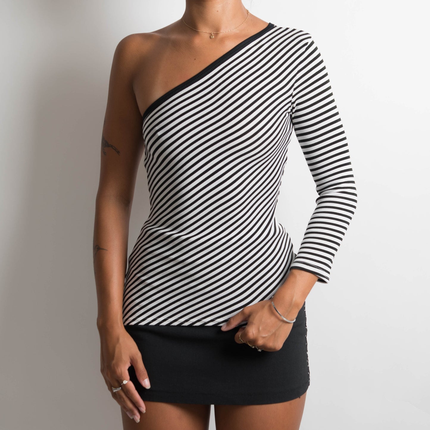 ONE SHOULDER LONG SLEEVE