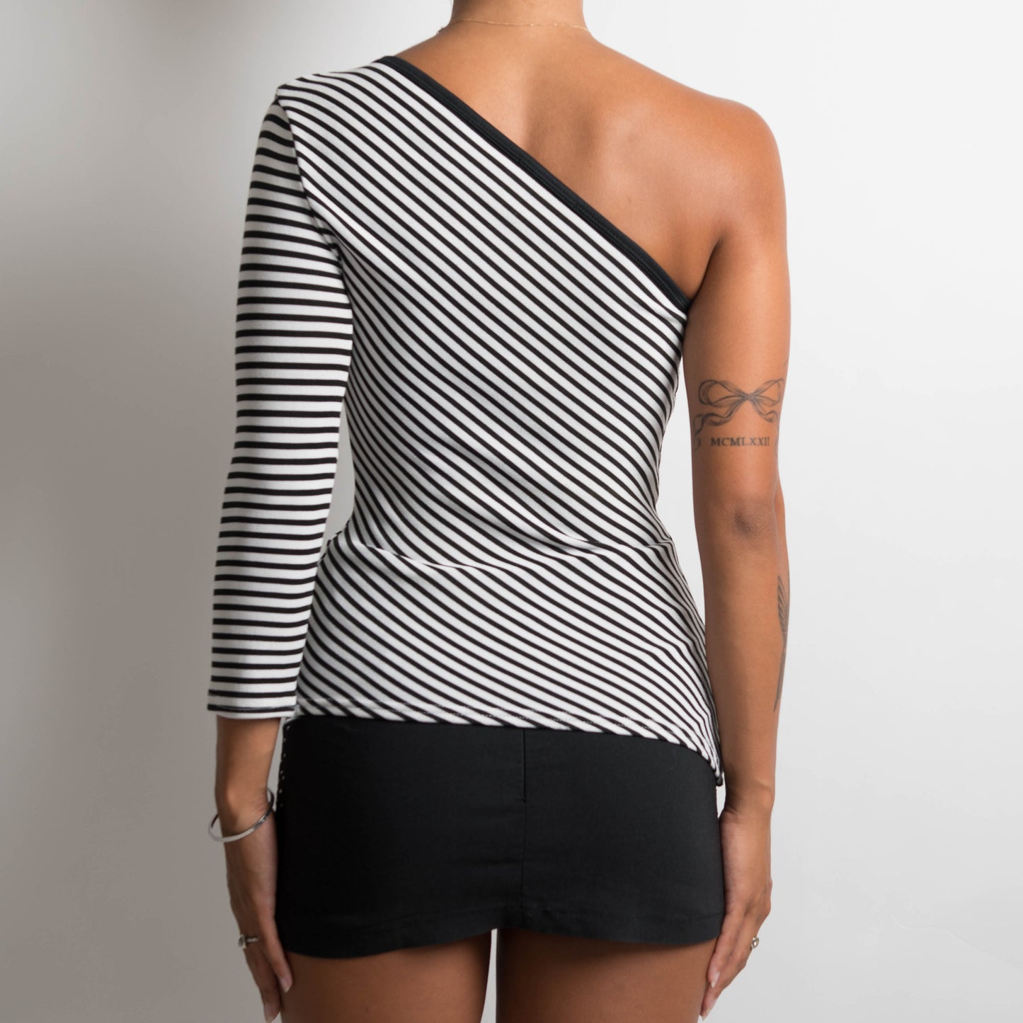 ONE SHOULDER LONG SLEEVE