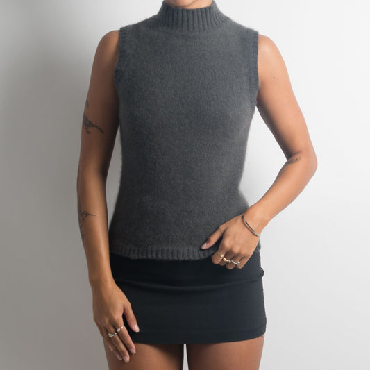 GREY SLEEVELESS MOCKNECK