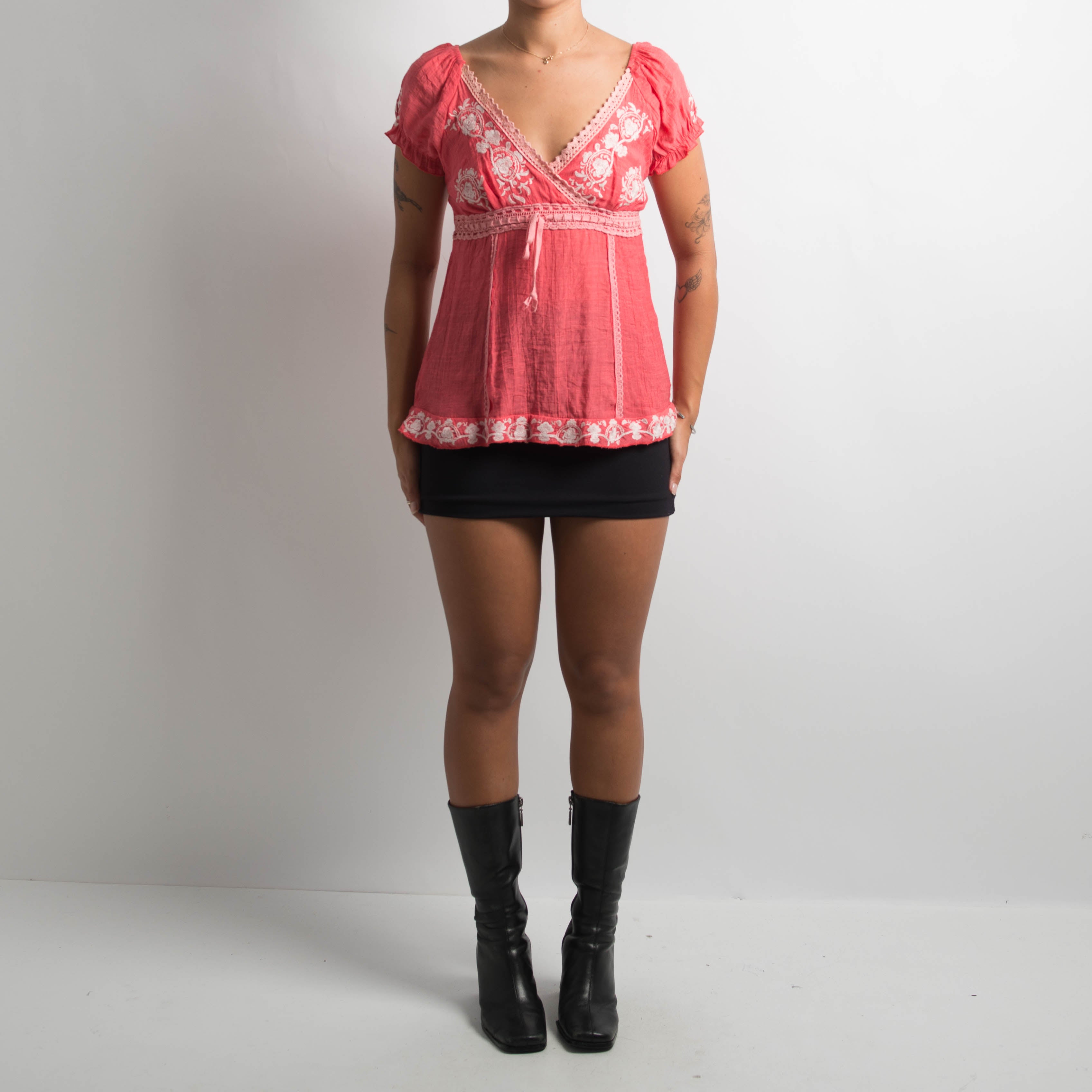 RASPBERRY EMBROIDERED TOP