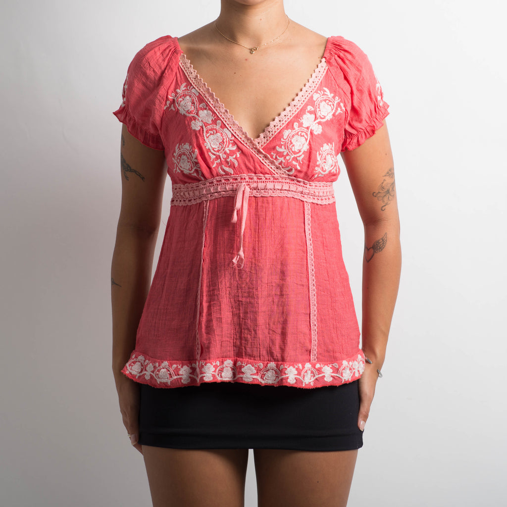 RASPBERRY EMBROIDERED TOP