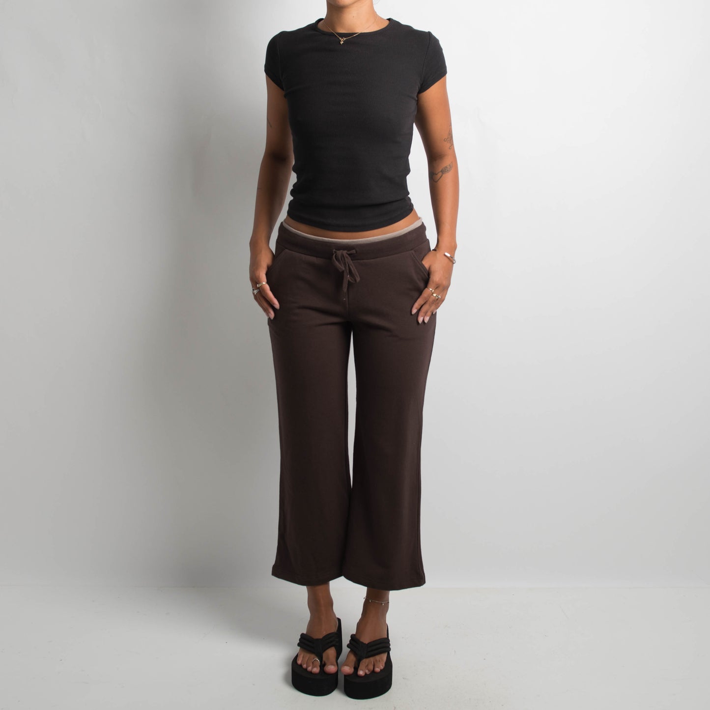 BROWN CROP SWEATPANTS