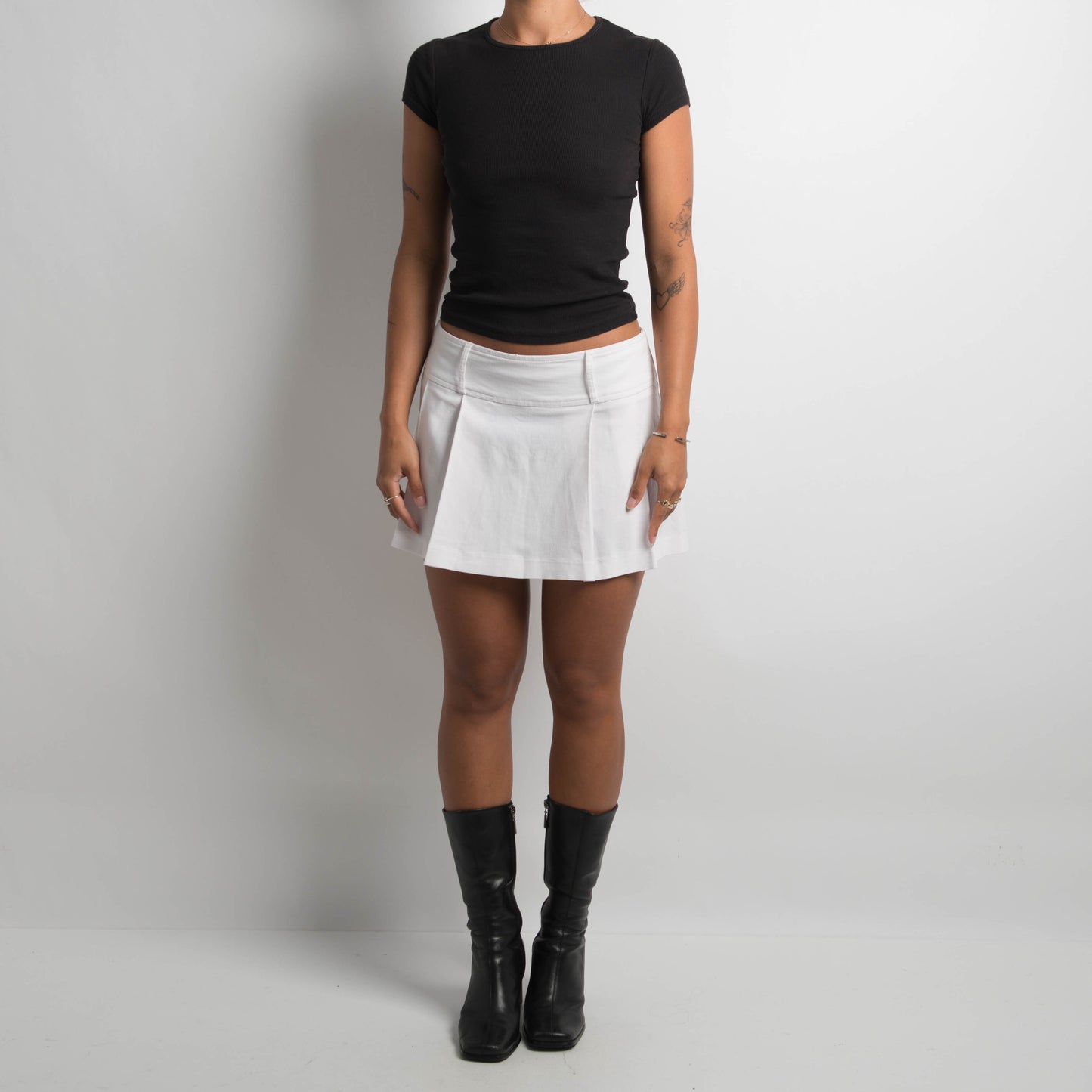 WHITE PLEATED MINI SKIRT