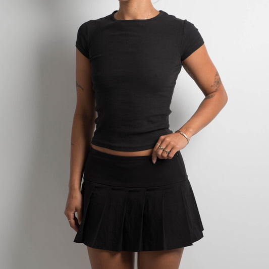 BLACK PLEATED MINI SKIRT