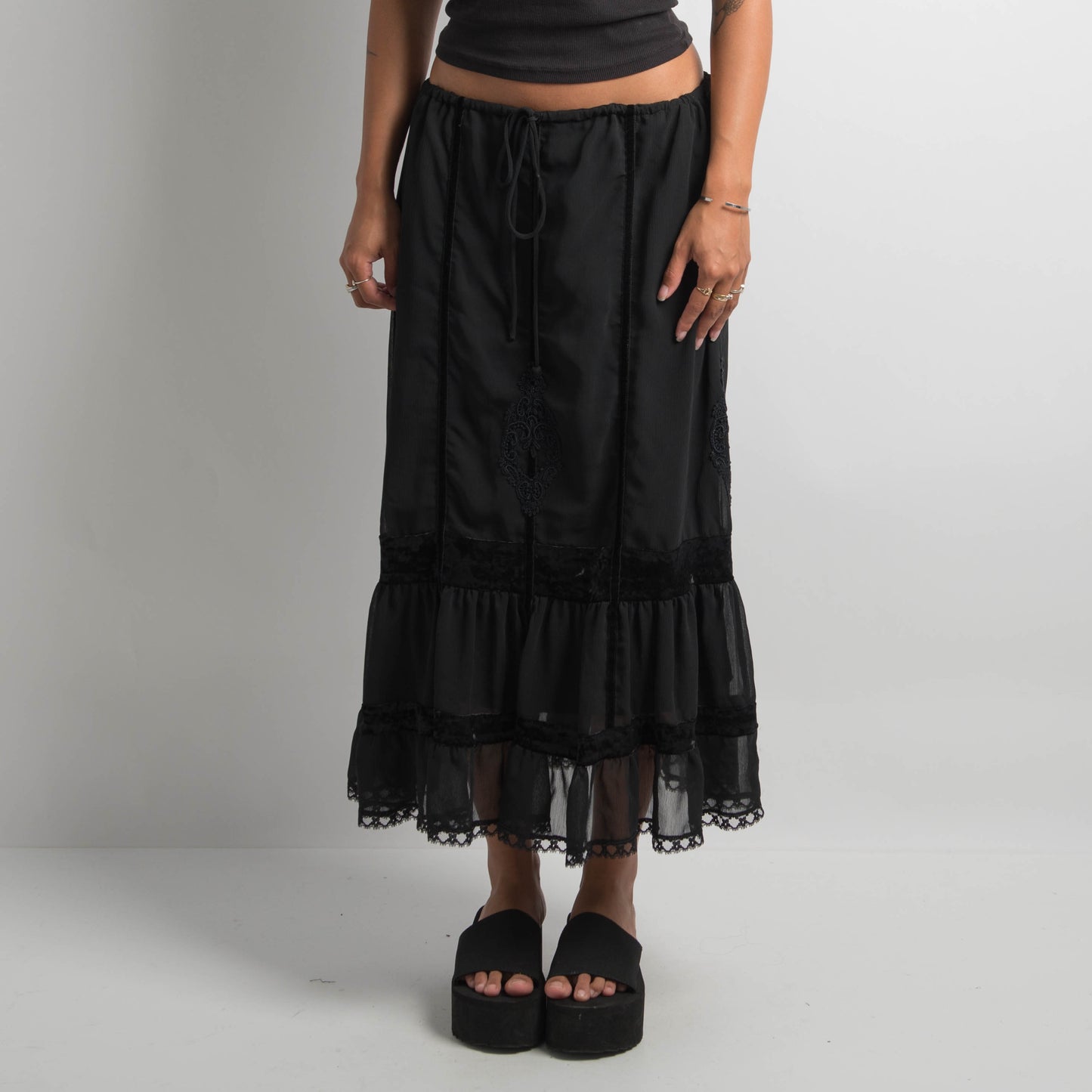 BLACK MIDI SKIRT