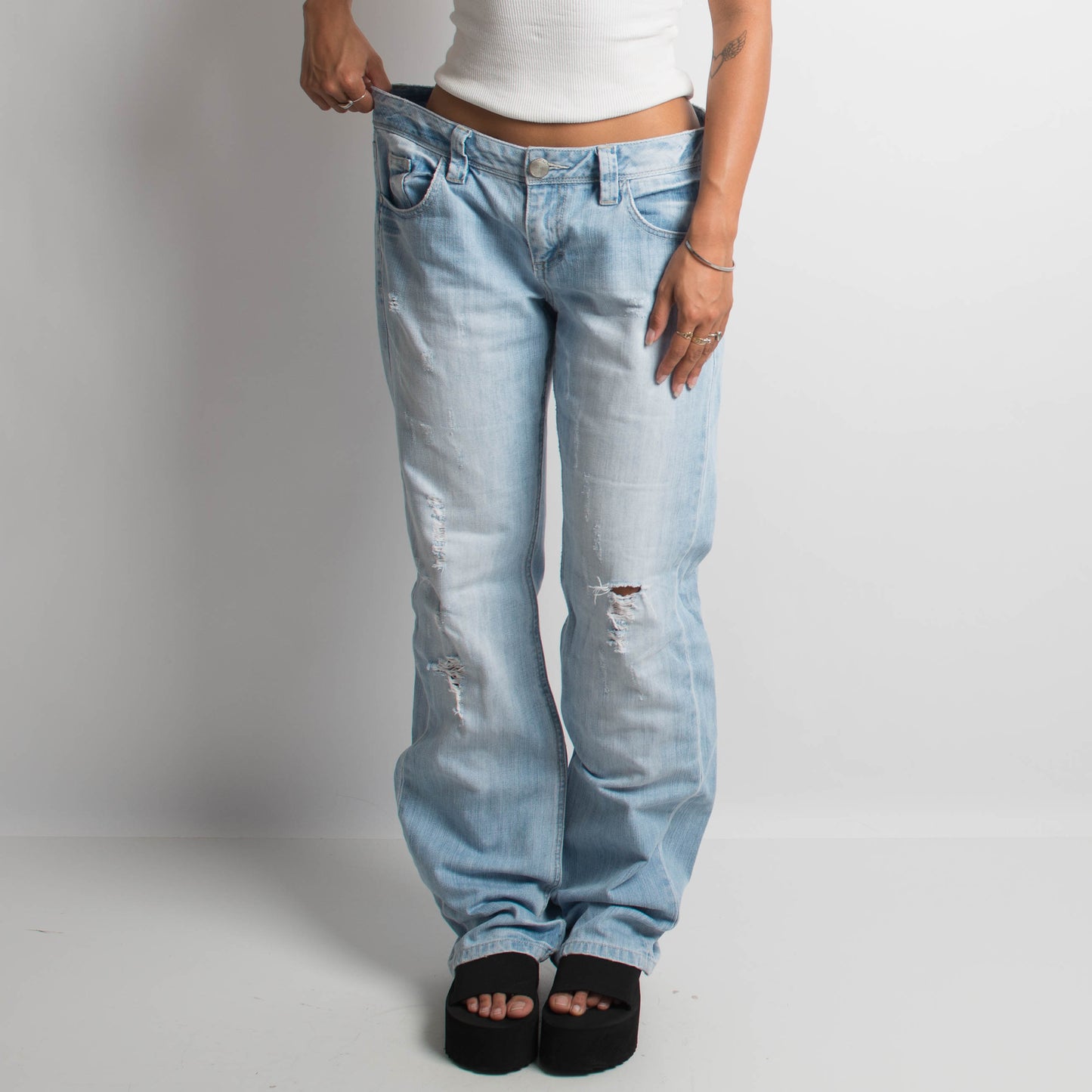 DISTRESSED BOOTCUT JEANS