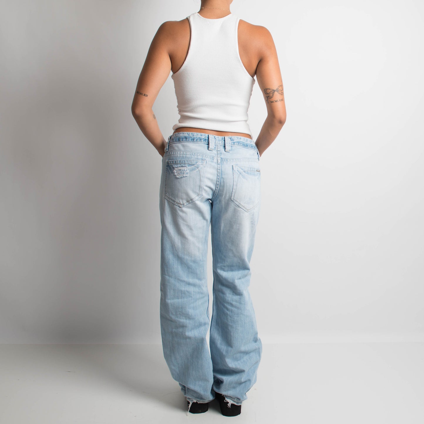 DISTRESSED BOOTCUT JEANS