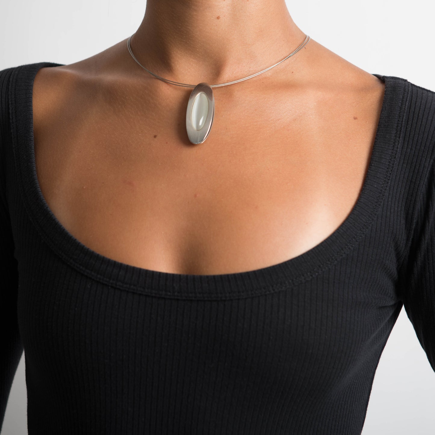 THIN OVAL PENDANT NECKLACE