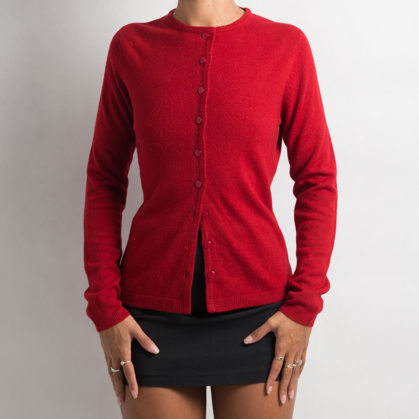 CARDIGAN À BOUTON ROUGE SUR LE DEVANT