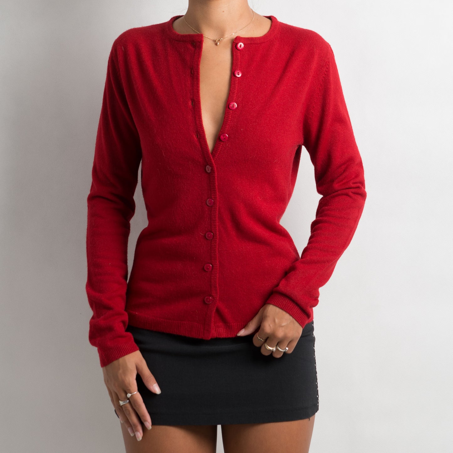 CARDIGAN À BOUTON ROUGE SUR LE DEVANT