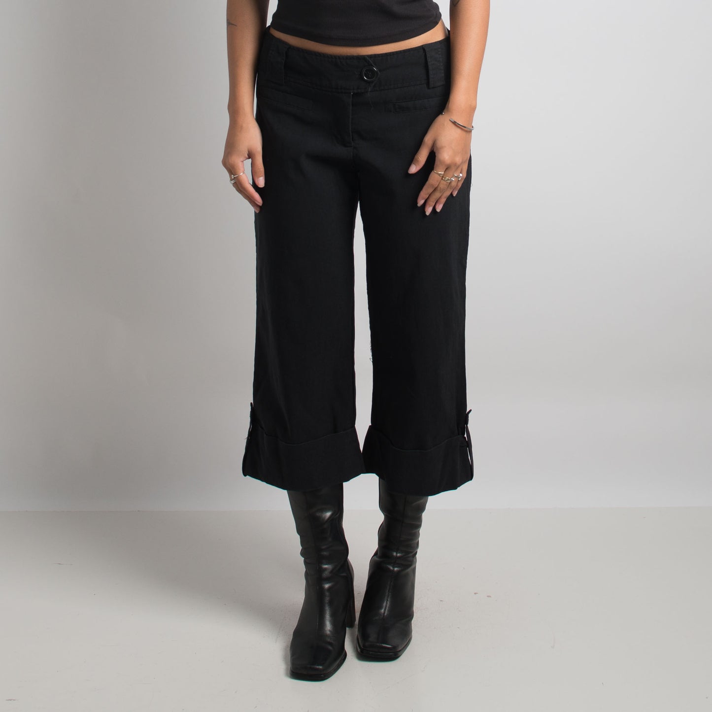 BLACK CAPRI TROUSERS