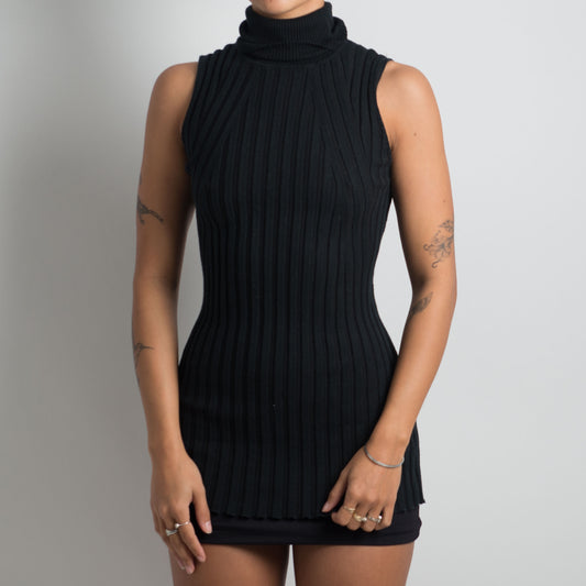 BLACK SLEEVELESS TURTLENECK