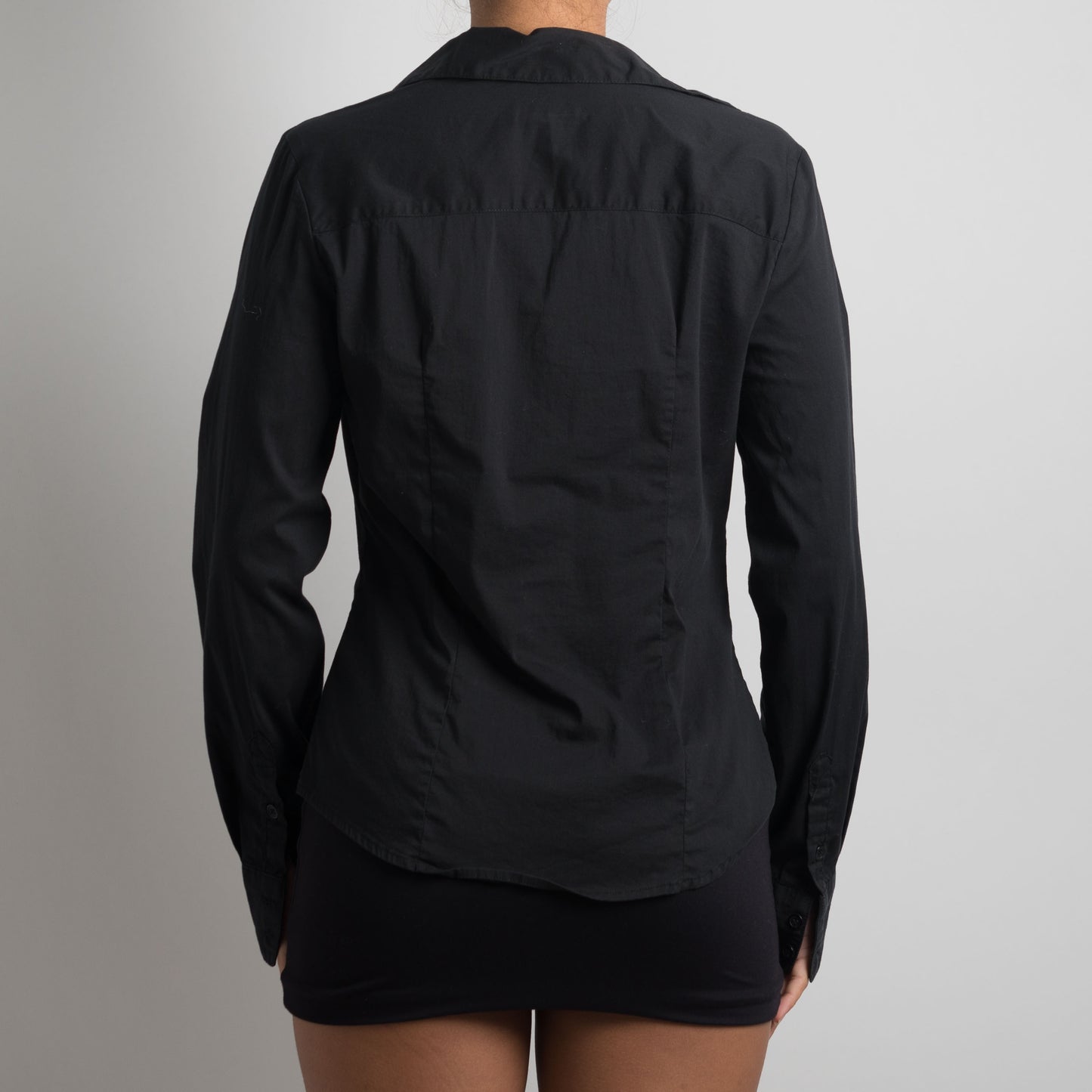 BLOUSE NOIRE À MANCHES LONGUES