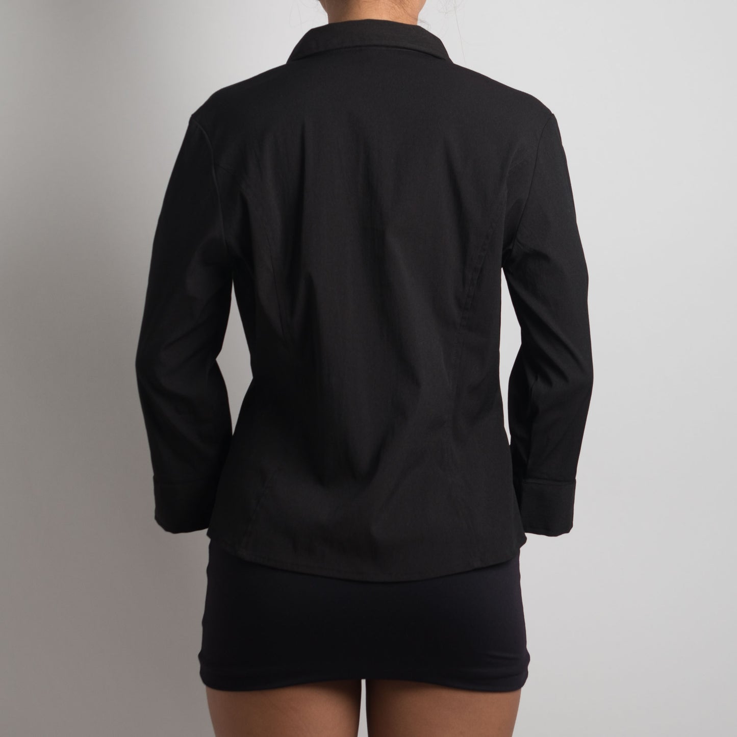 BLOUSE NOIRE À MANCHES LONGUES