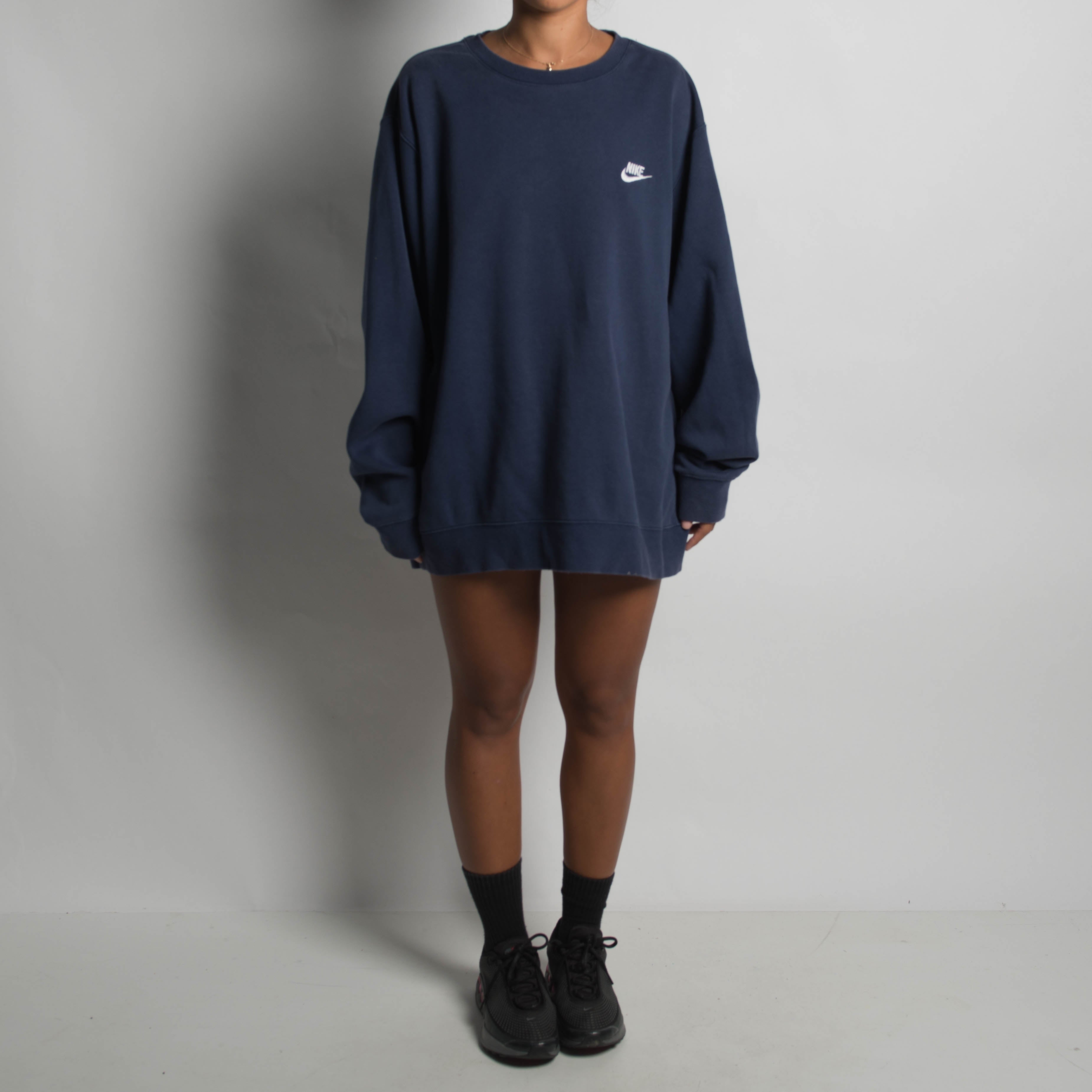 NAVY NIKE CREWNECK SWEATER