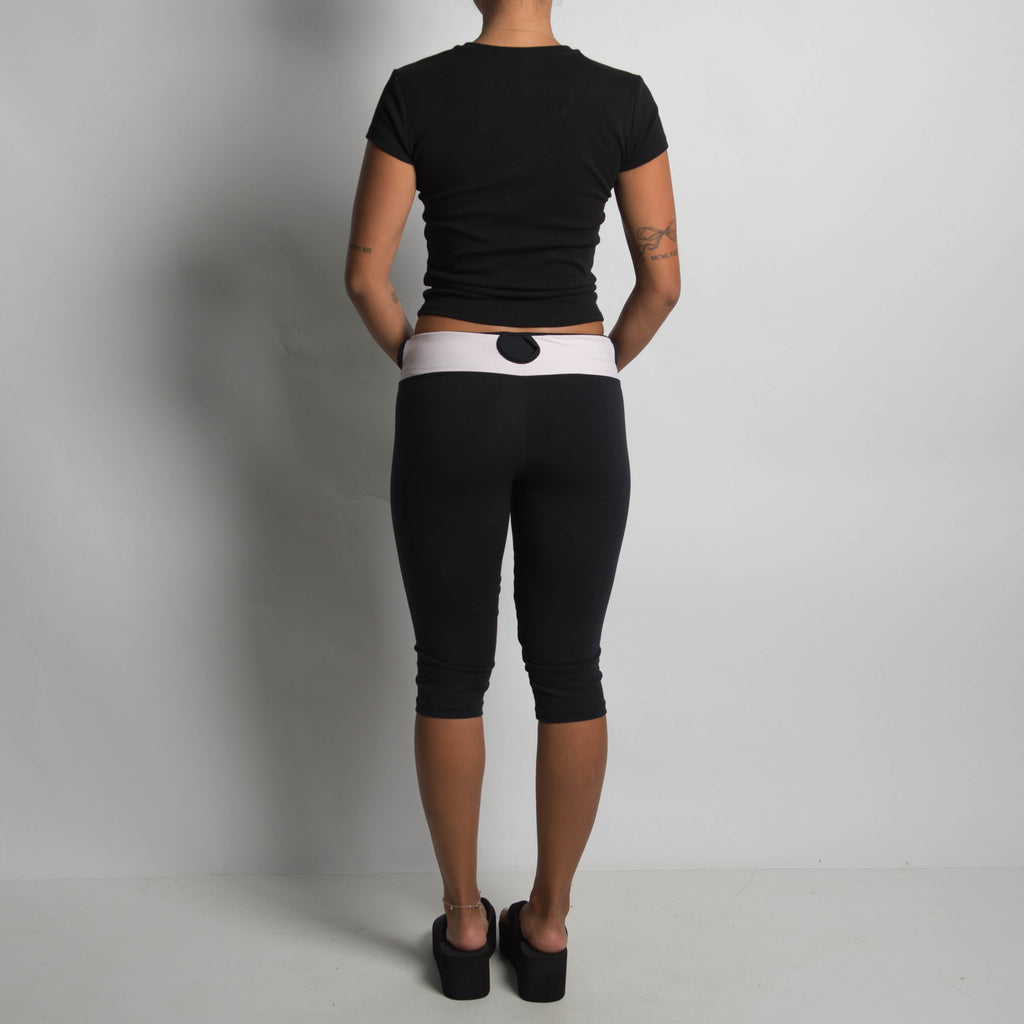 BLACK KNEE LENGTH TIGHTS