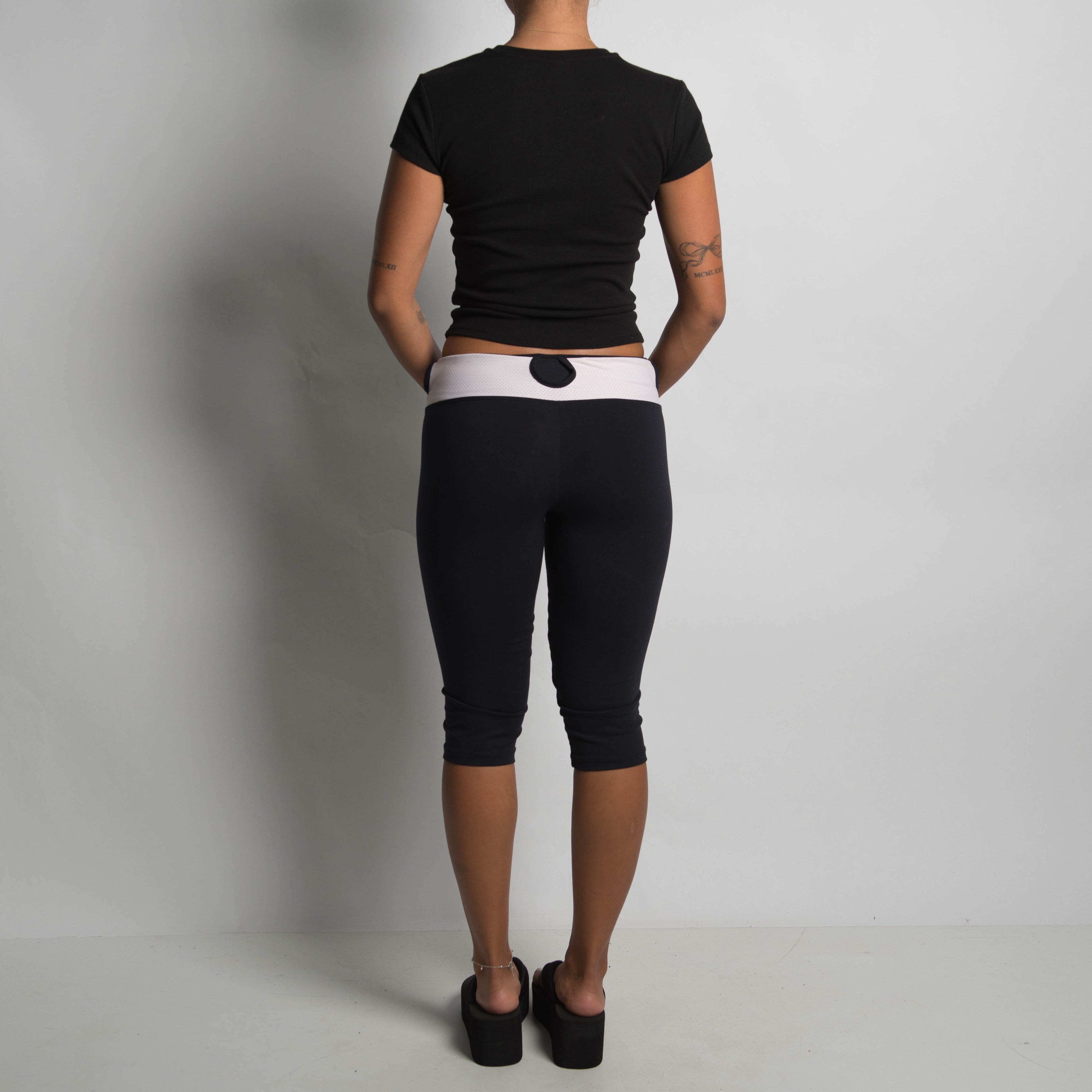 BLACK KNEE LENGTH TIGHTS