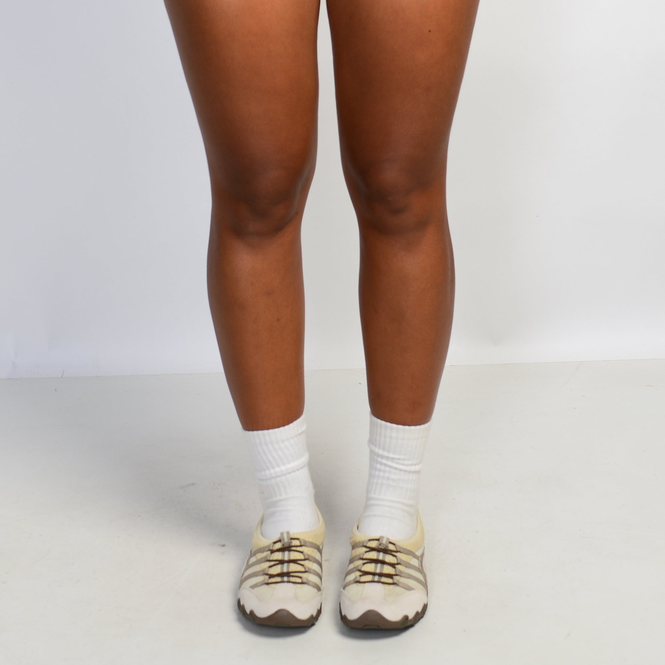 BEIGE LOW CUT SKECHERS