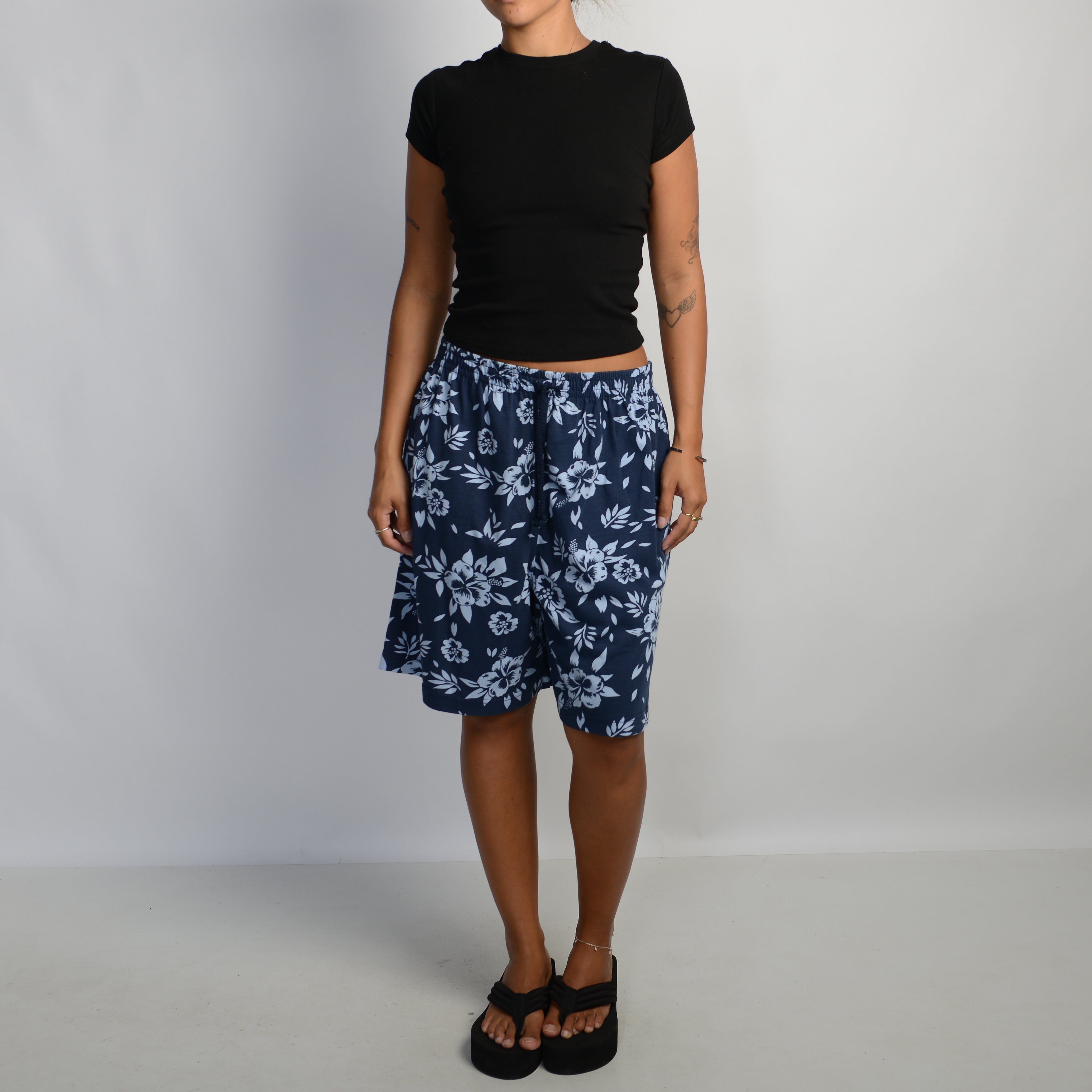NAVY FLORAL BAGGY SHORTS