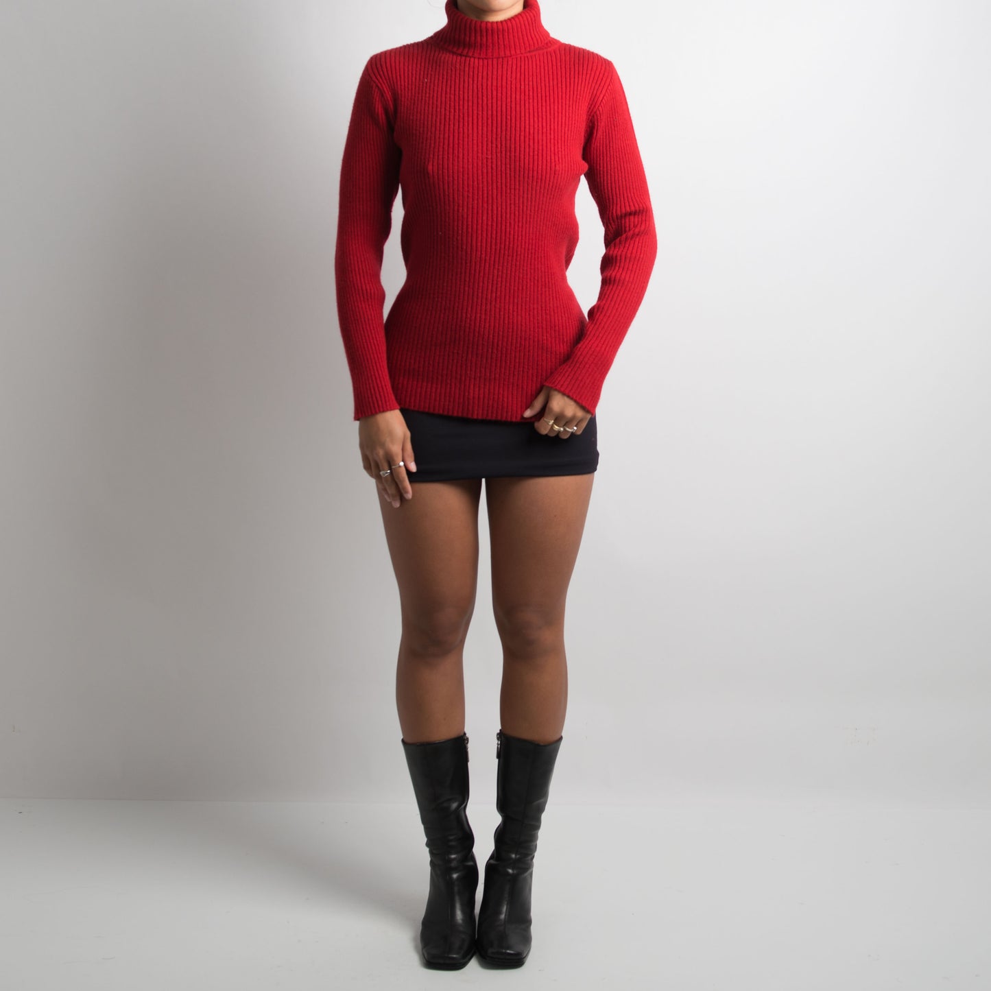 RED RIBBED TURTLENECK KNIT