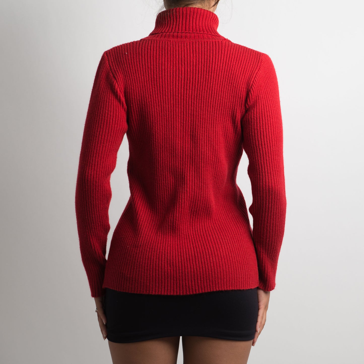 RED RIBBED TURTLENECK KNIT